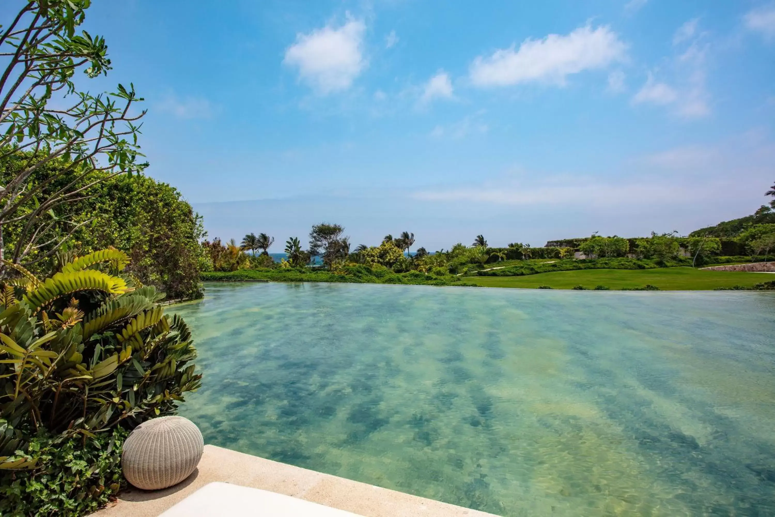 Photo of the whole room, Swimming Pool in W Punta de Mita