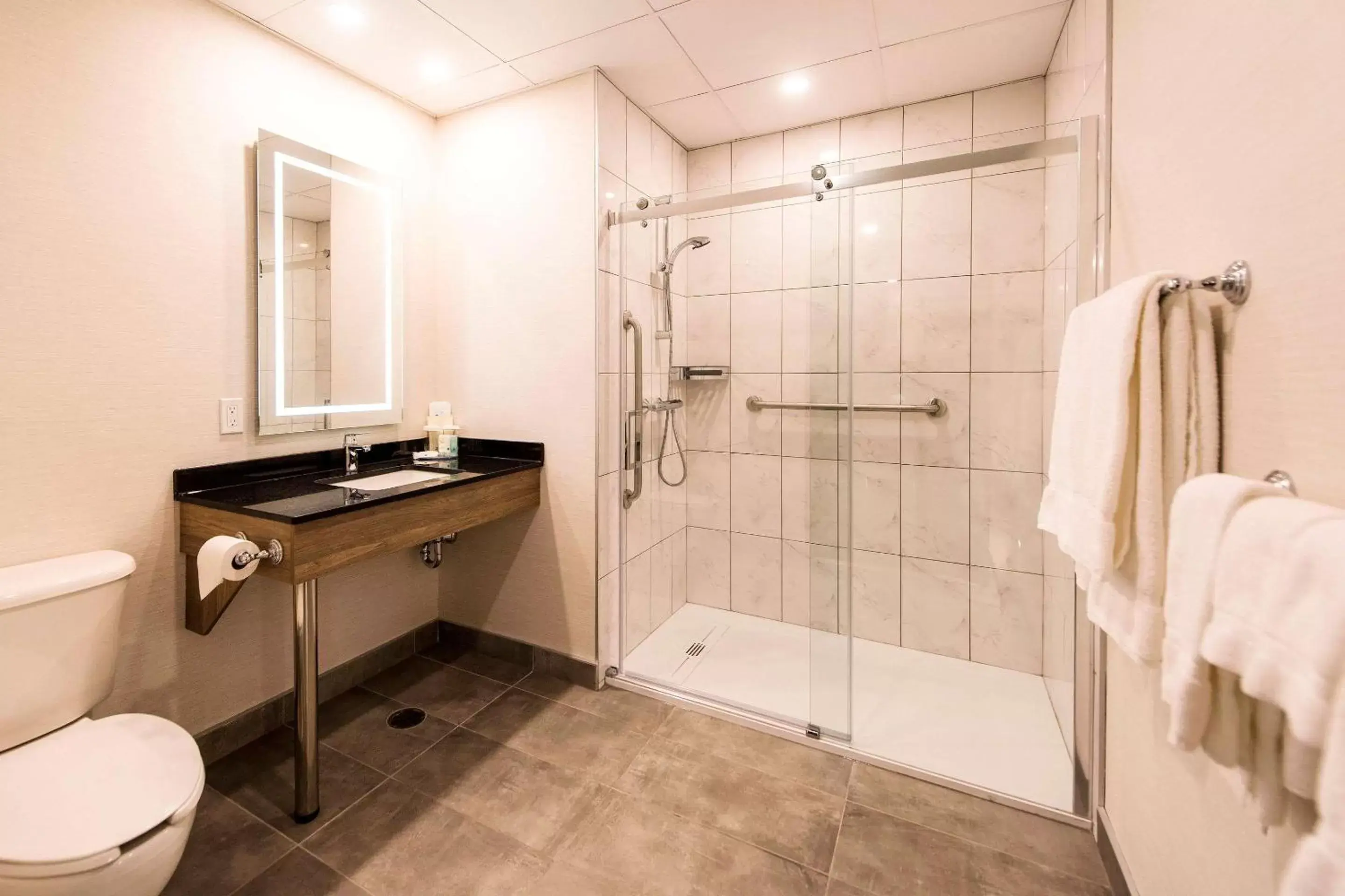 Bedroom, Bathroom in Hôtel Quality Suites Drummondville