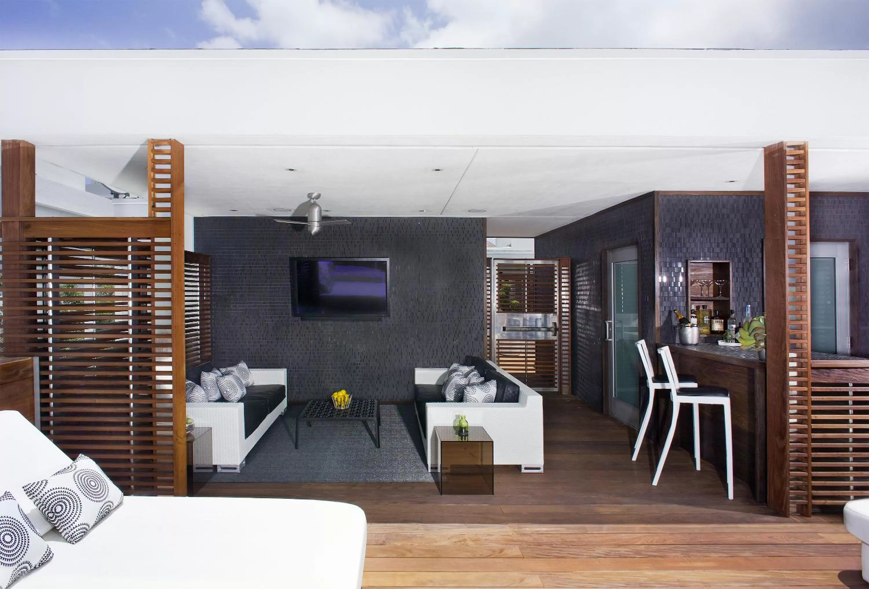 Balcony/Terrace, Bed in Dream South Beach, by Hyatt