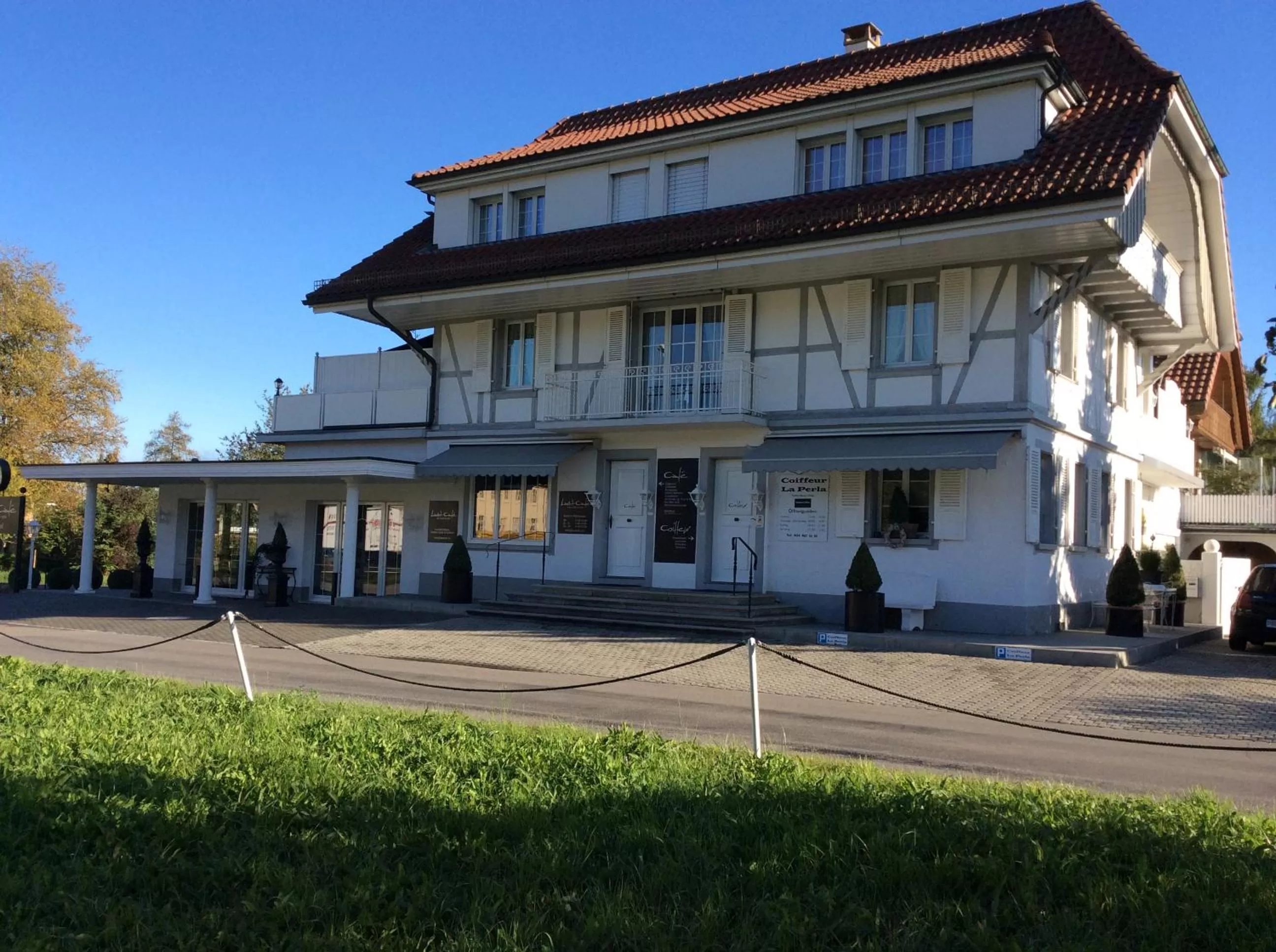 Property Building in Landcafe mit Mini Hotel