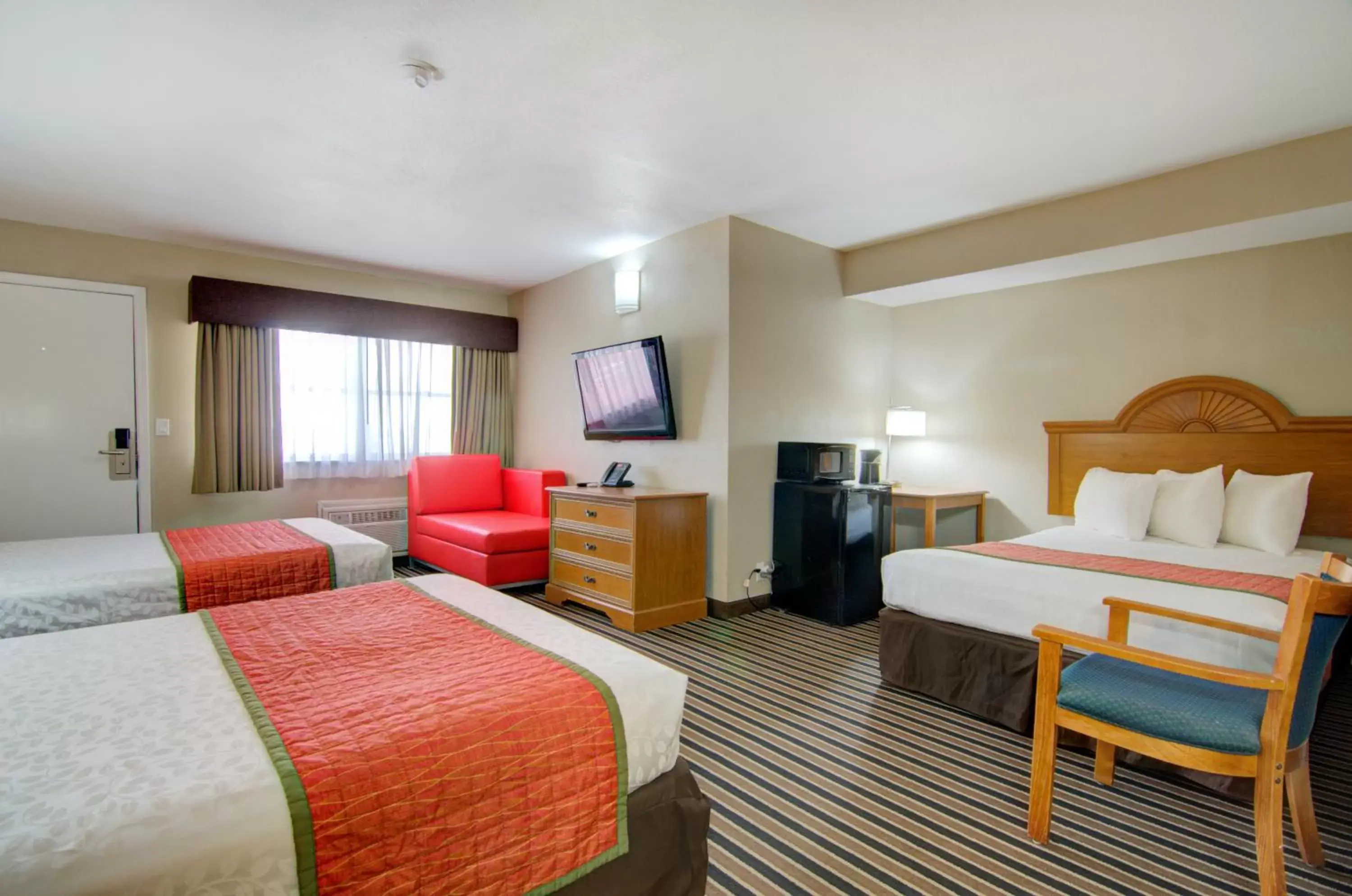 Bed in Westbridge Inn & Suites