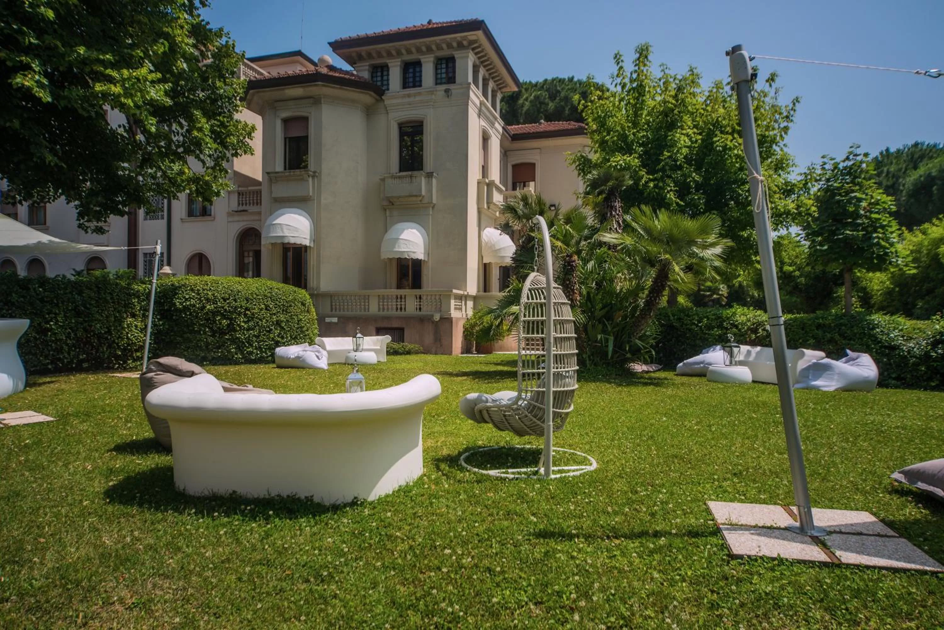 Property building in Hotel De La Ville