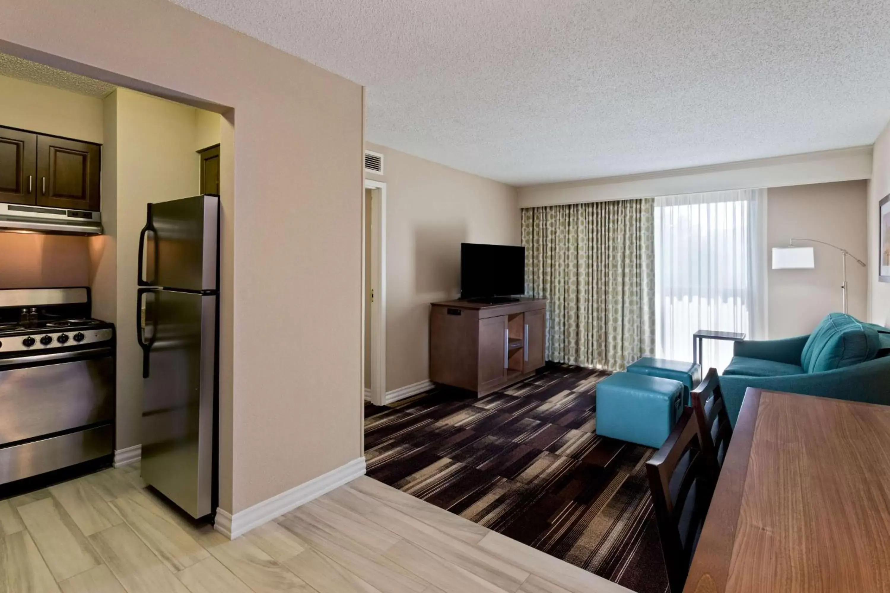 Living room, TV/Entertainment Center in Hampton Inn & Suites Atlanta/Duluth/Gwinnett