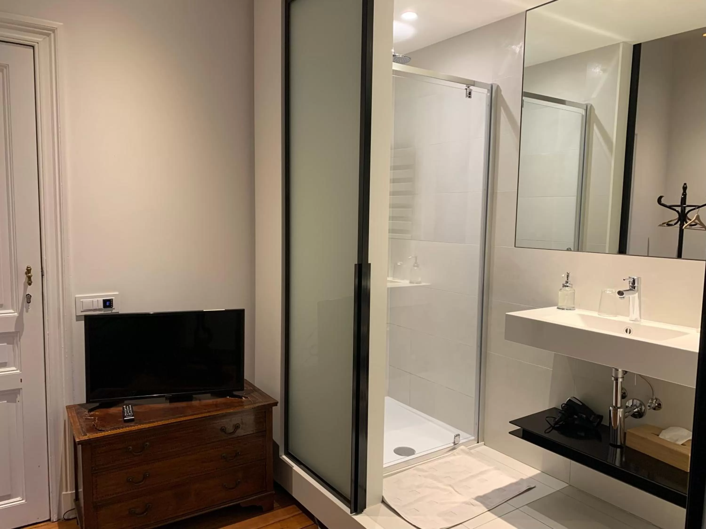 Bathroom in Albert Molière