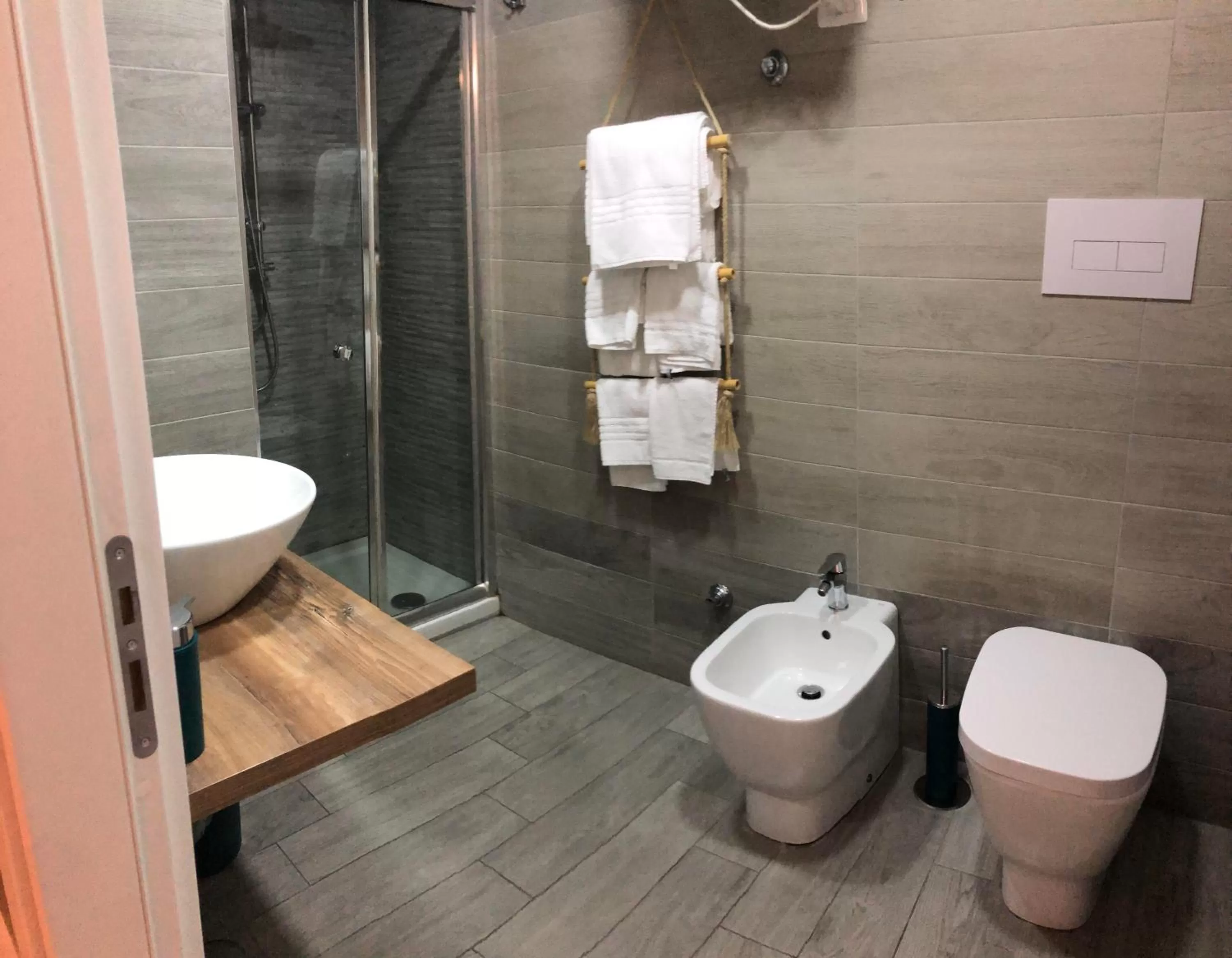 Shower in Napoli DownTown