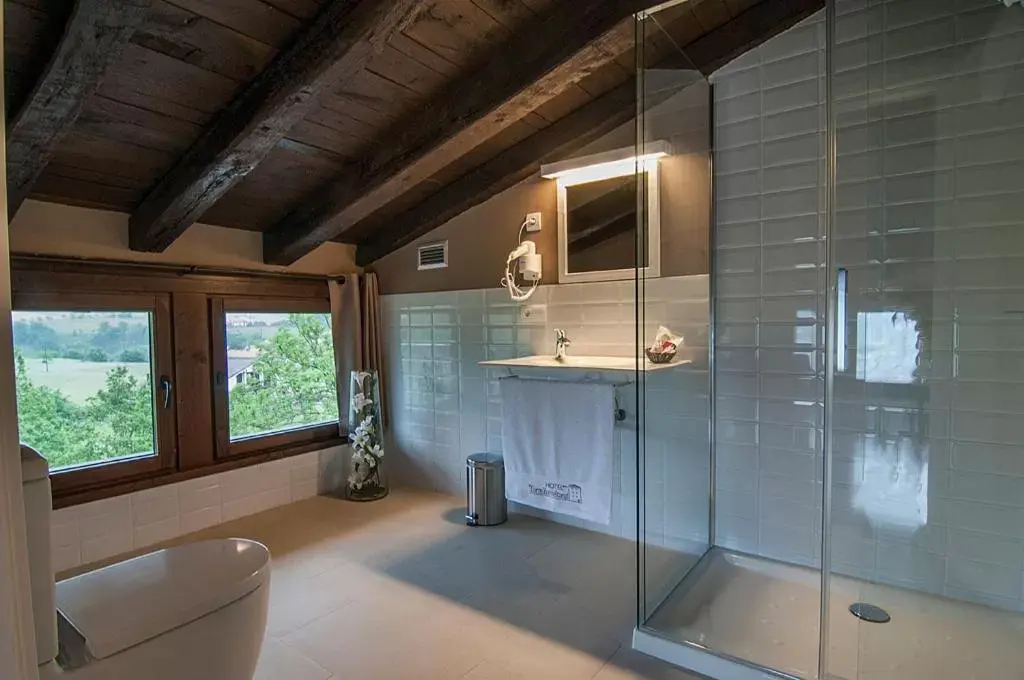 Bathroom in Hotel Torre Zumeltzegi