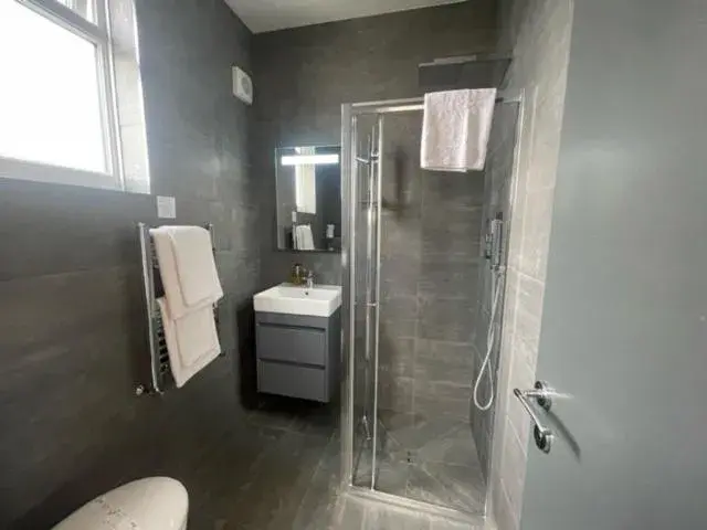 Shower, Bathroom in Nap Inn Savoro