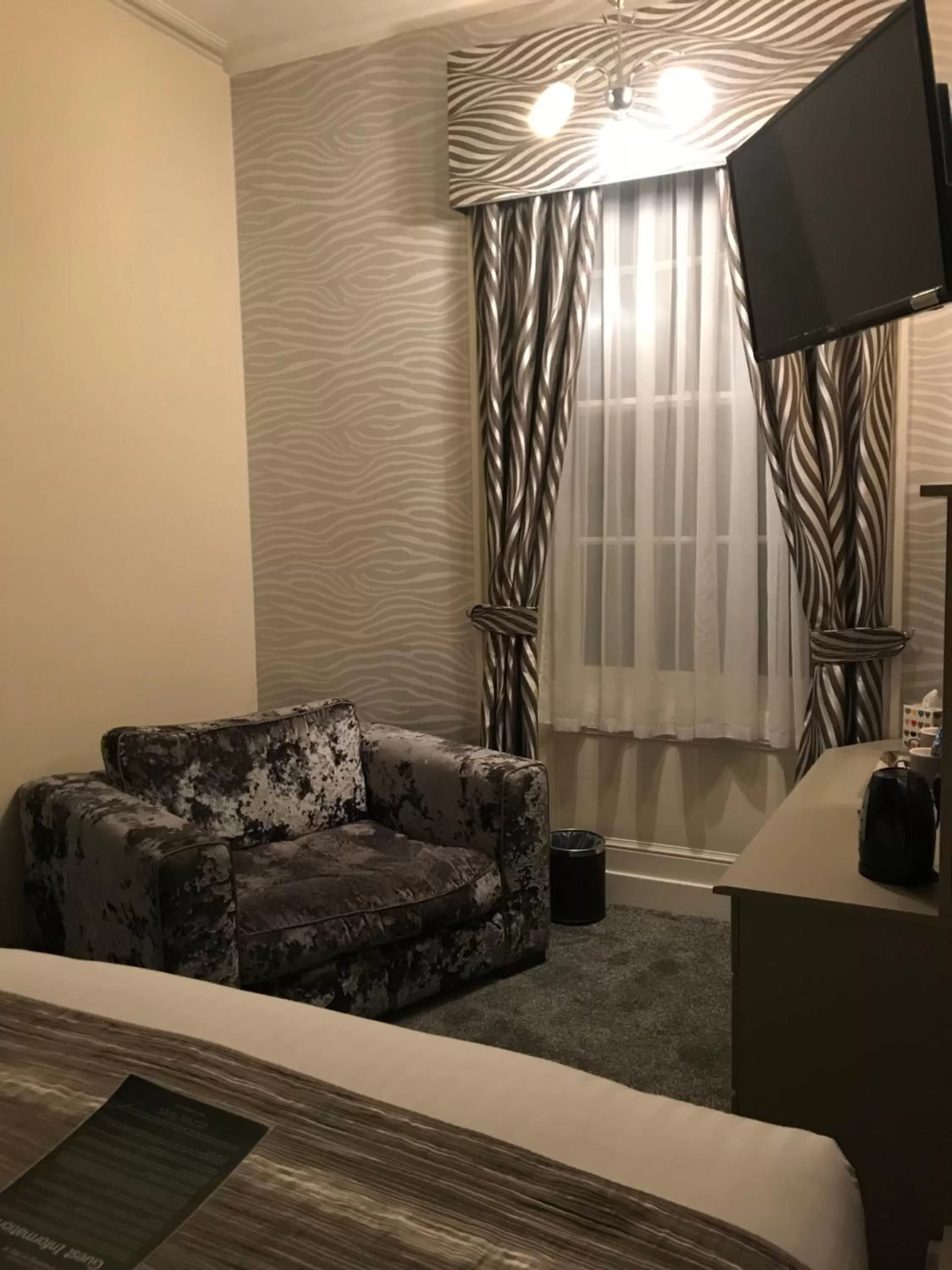 Bed in Lauriston & Lawton Court Hotel