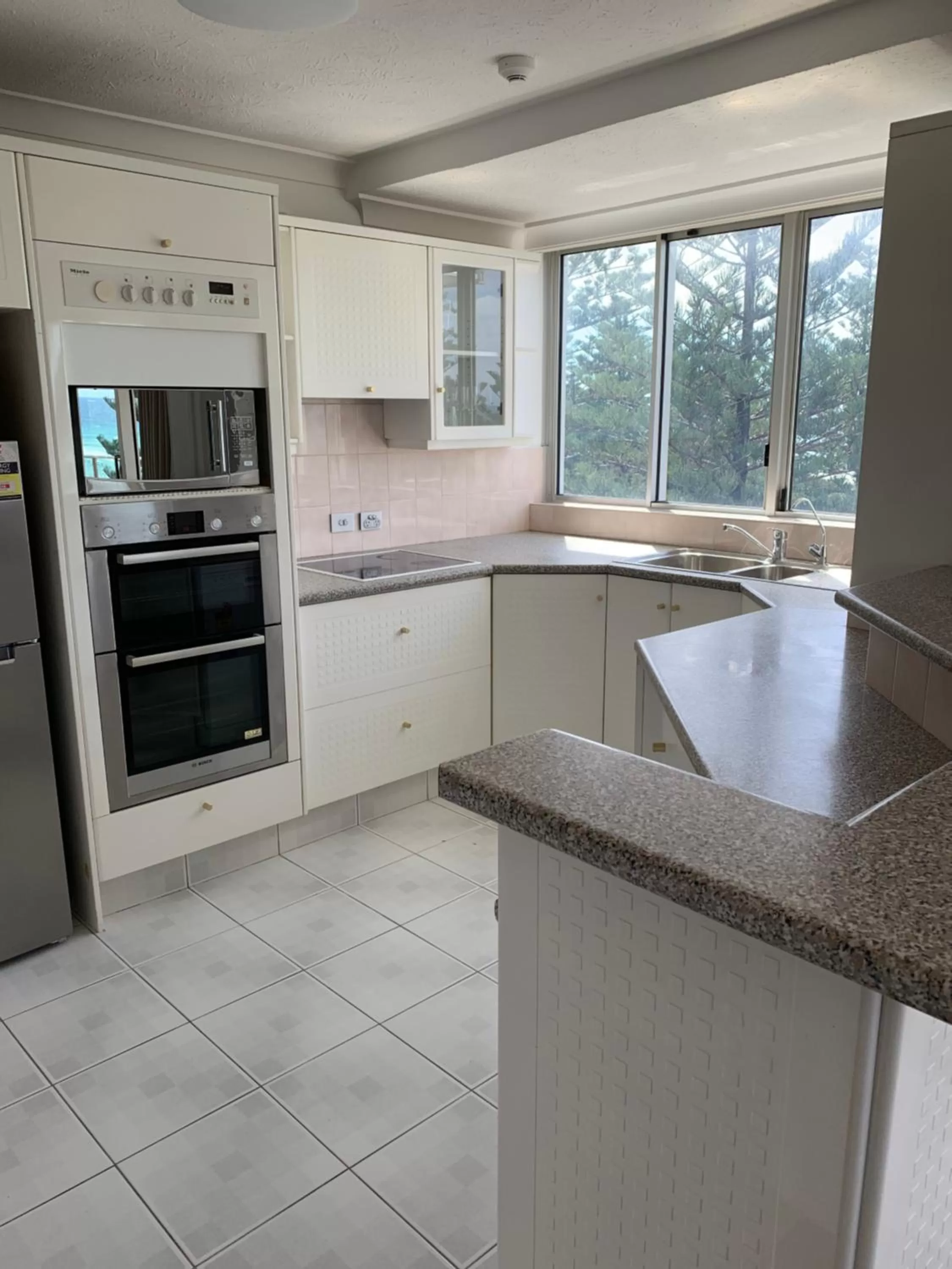 Kitchen or kitchenette in Pacific Regis Beachfront Holiday Apartments