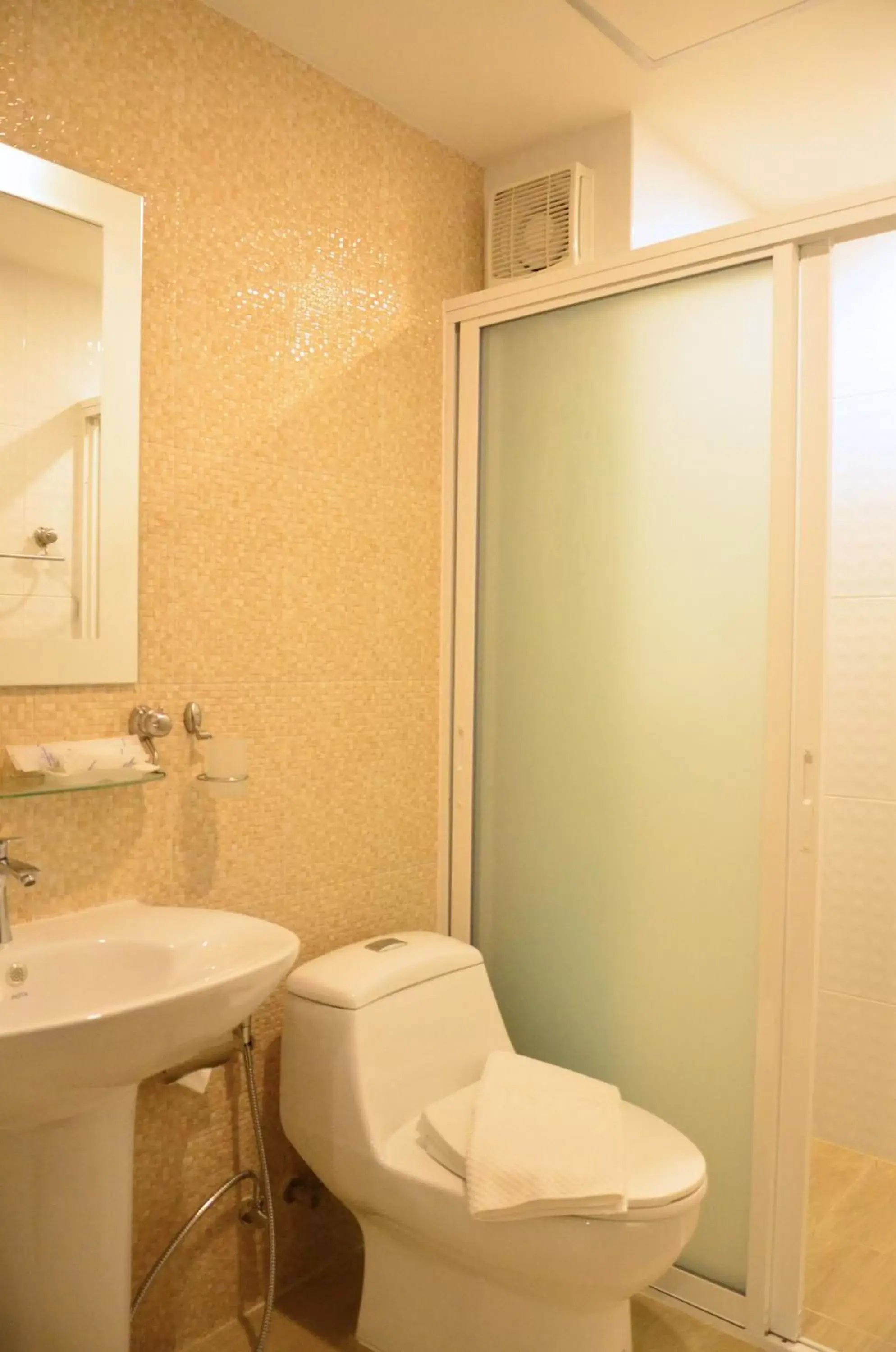 Bathroom in Suvarnabhumi Ville Airport Hotel