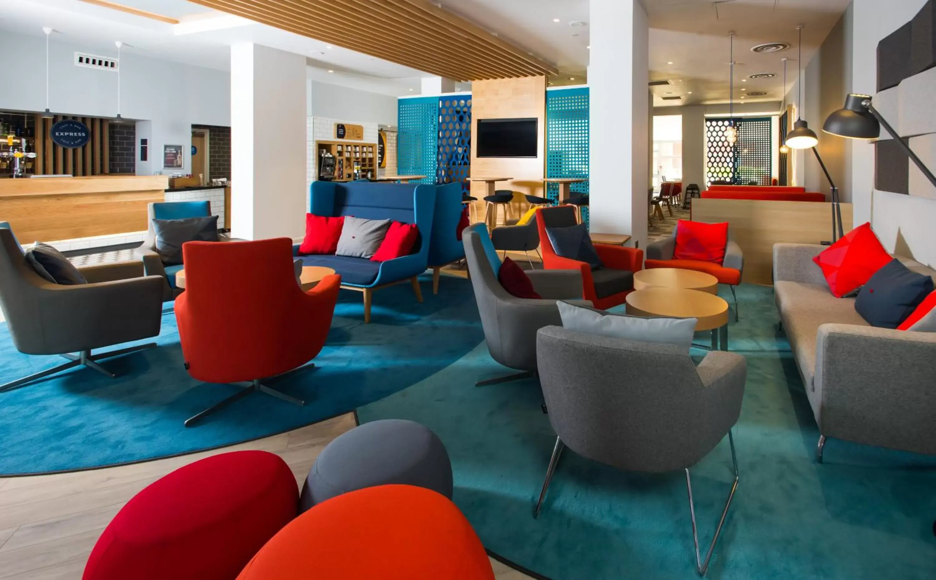 Lounge or bar, Lounge/Bar in Holiday Inn Express Portsmouth – North, an IHG Hotel
