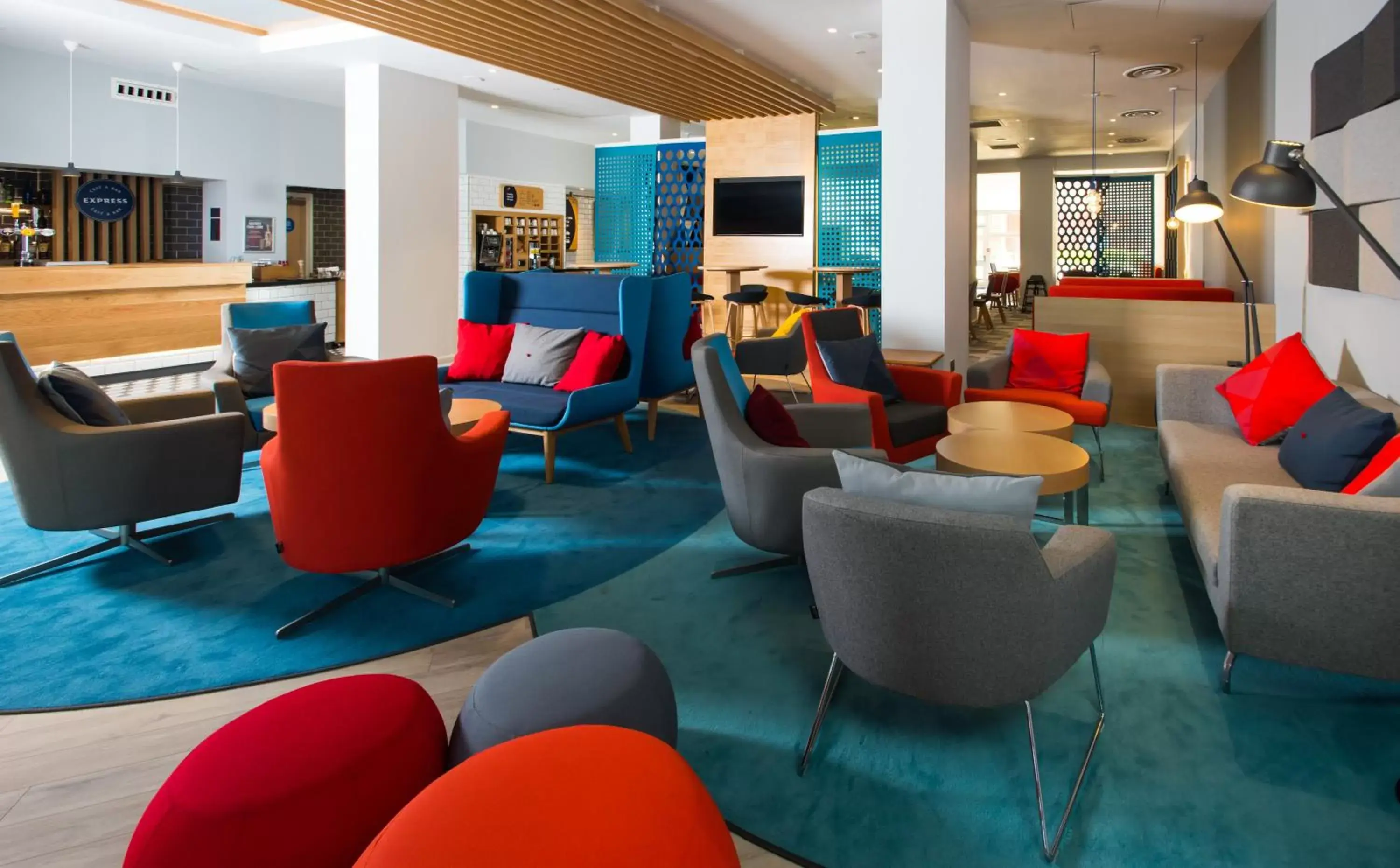 Lounge or bar in Holiday Inn Express Portsmouth – North by IHG Lounge or bar in Holiday Inn Express Portsmouth – North by IHG