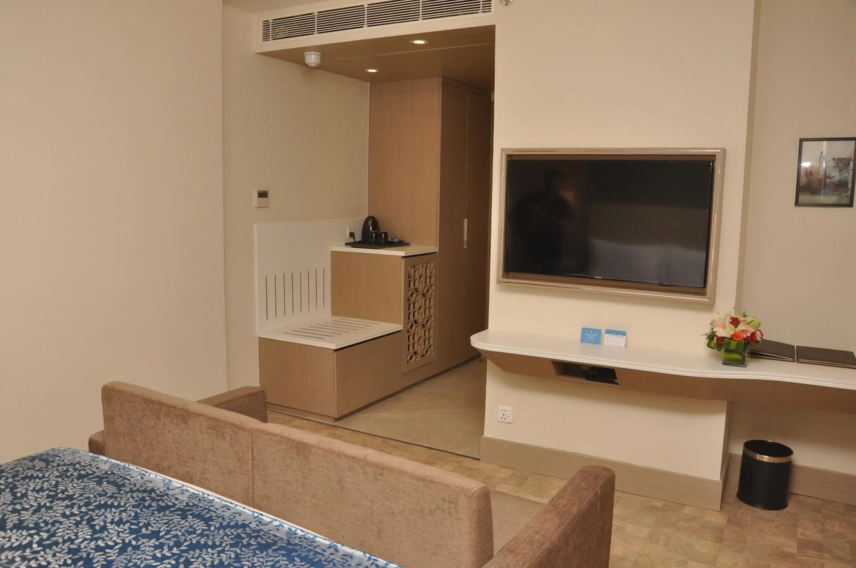 Communal lounge/ TV room in Days Hotel Jaipur Tonk Road By Wyndham