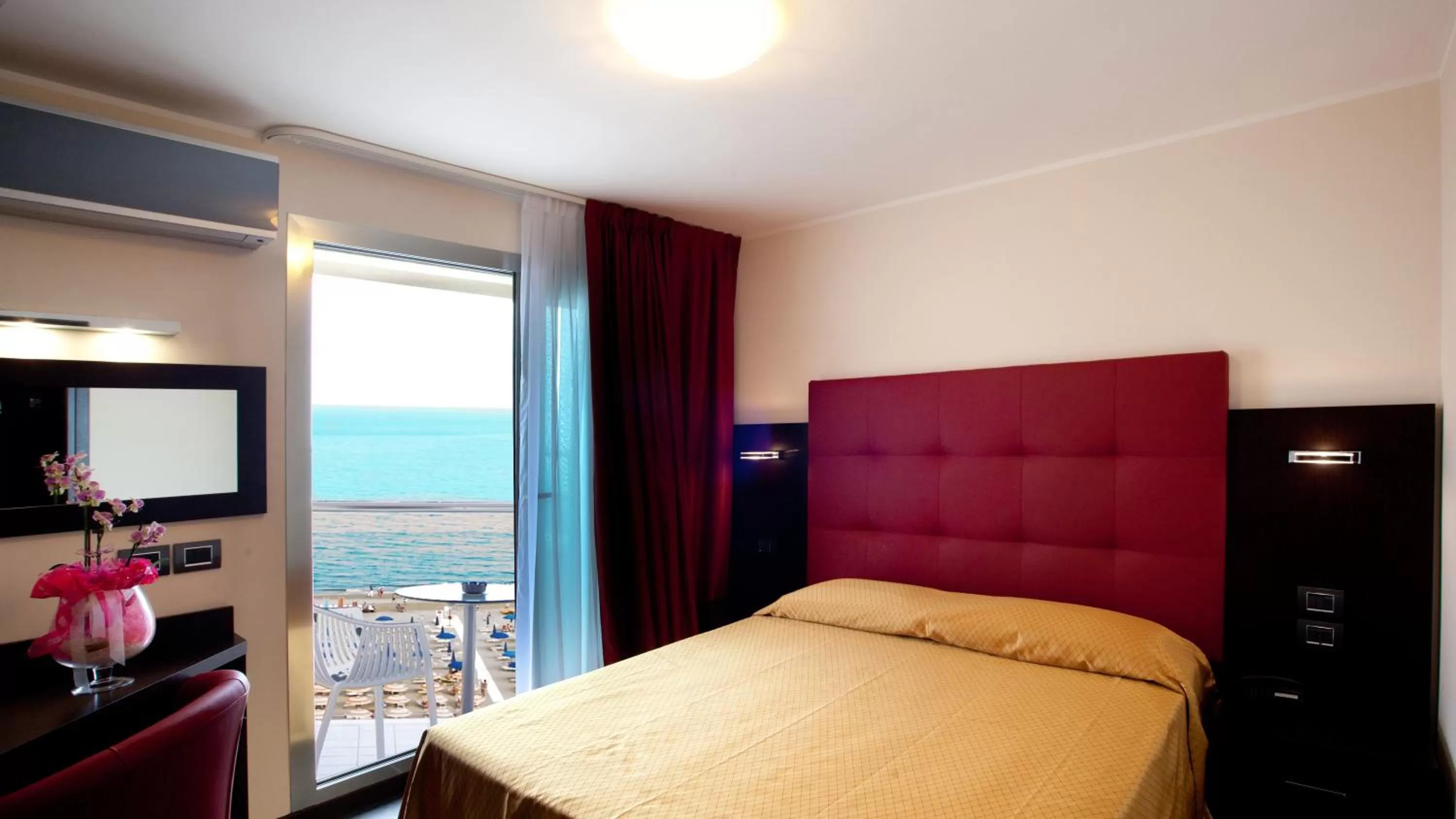 Photo of the whole room, Bed in Terminal Palace & SPA