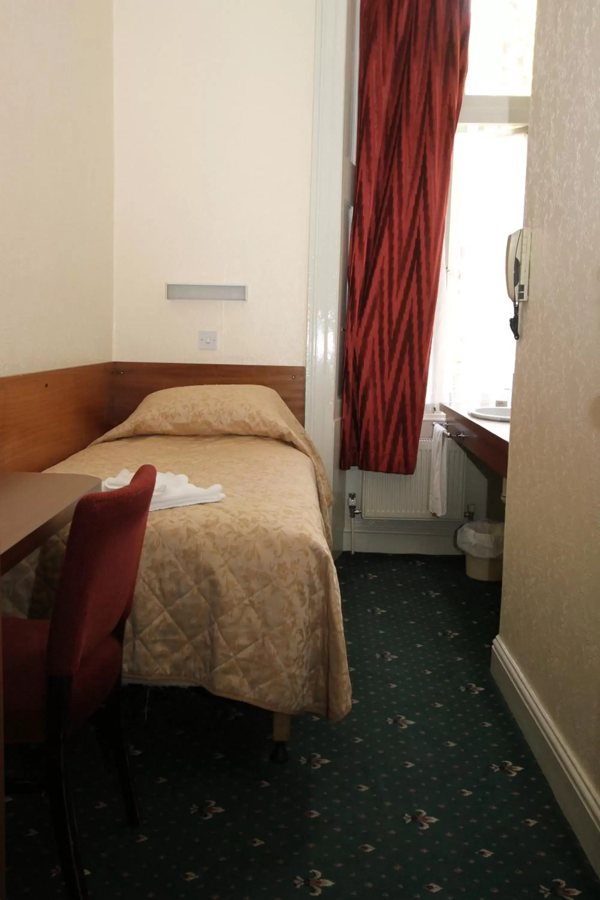 Bedroom, Bed in Ridgemount Hotel