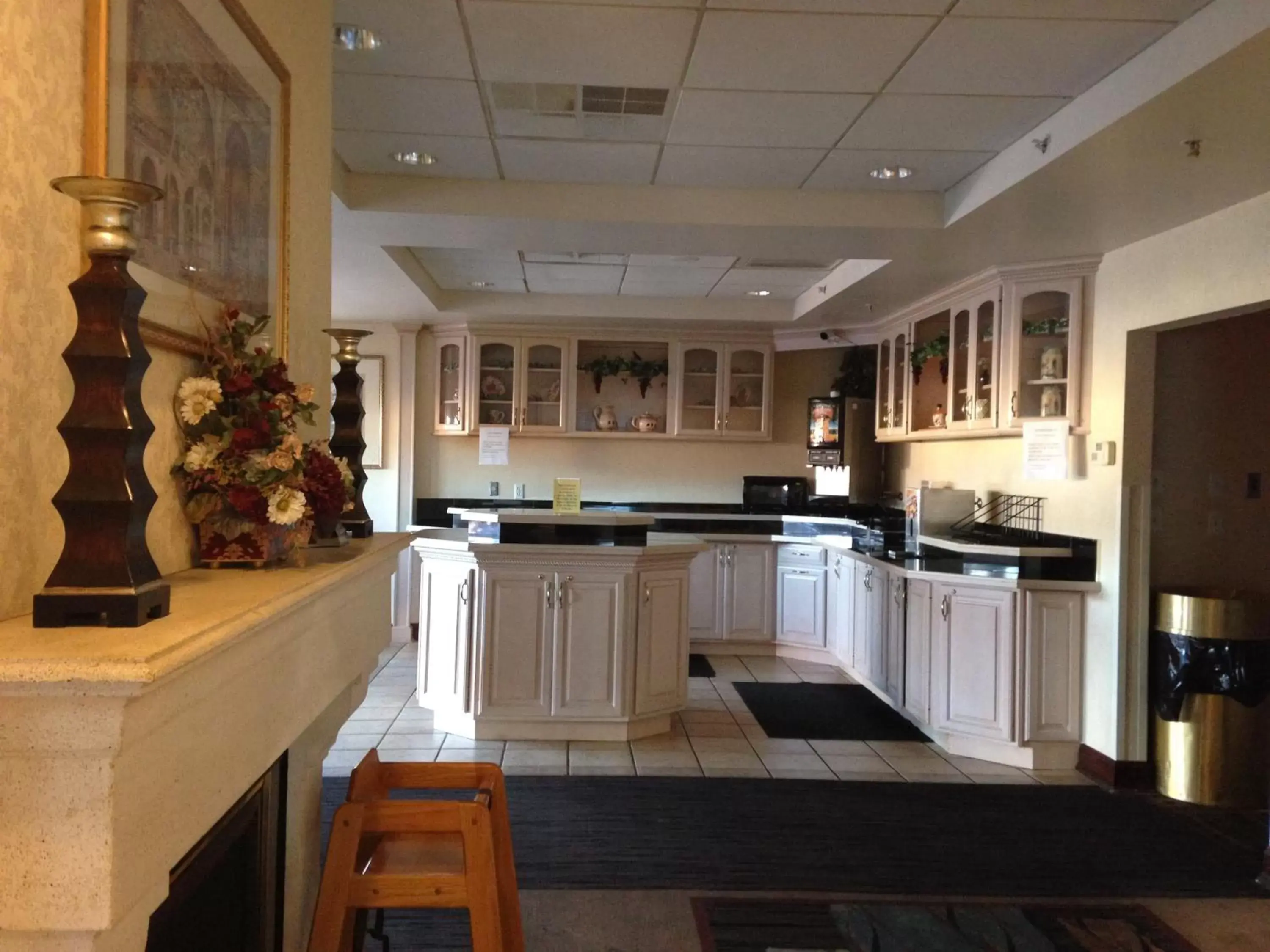 Restaurant/places to eat, Kitchen/Kitchenette in Days Inn & Suites by Wyndham Albany