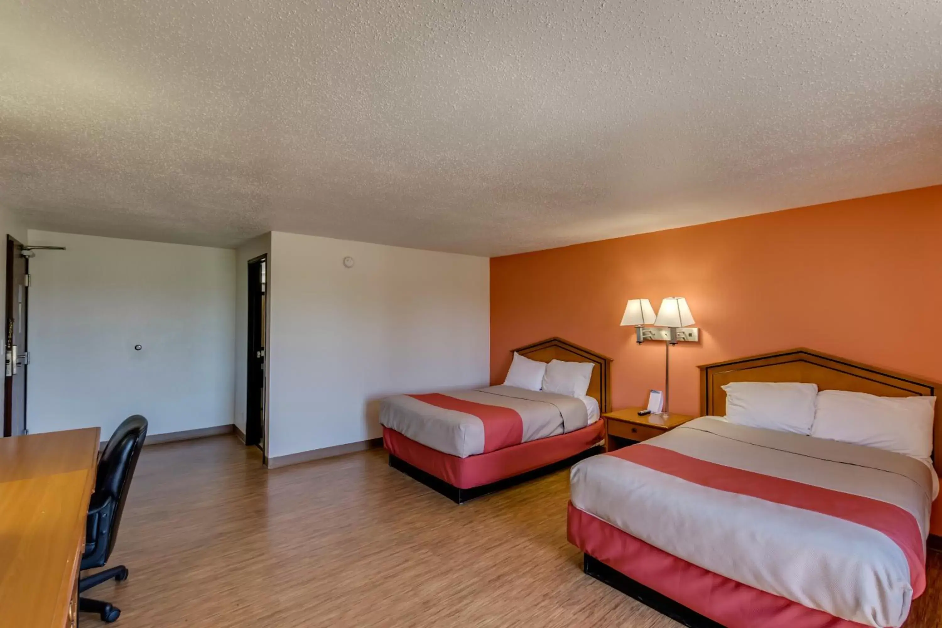 Photo of the whole room, Bed in Motel 6-Albert Lea, MN