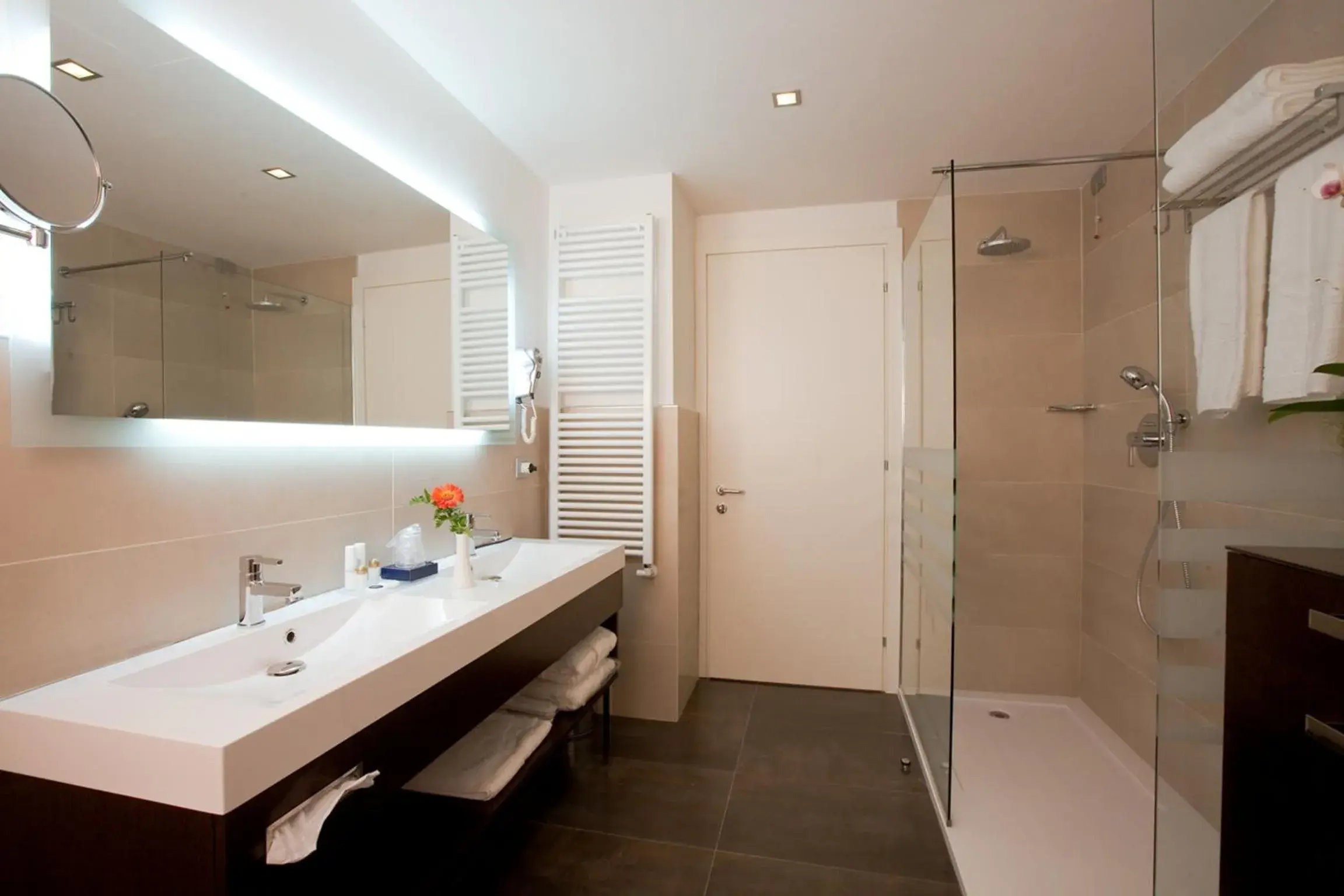 Shower, Bathroom in Laguna Palace Hotel Grado