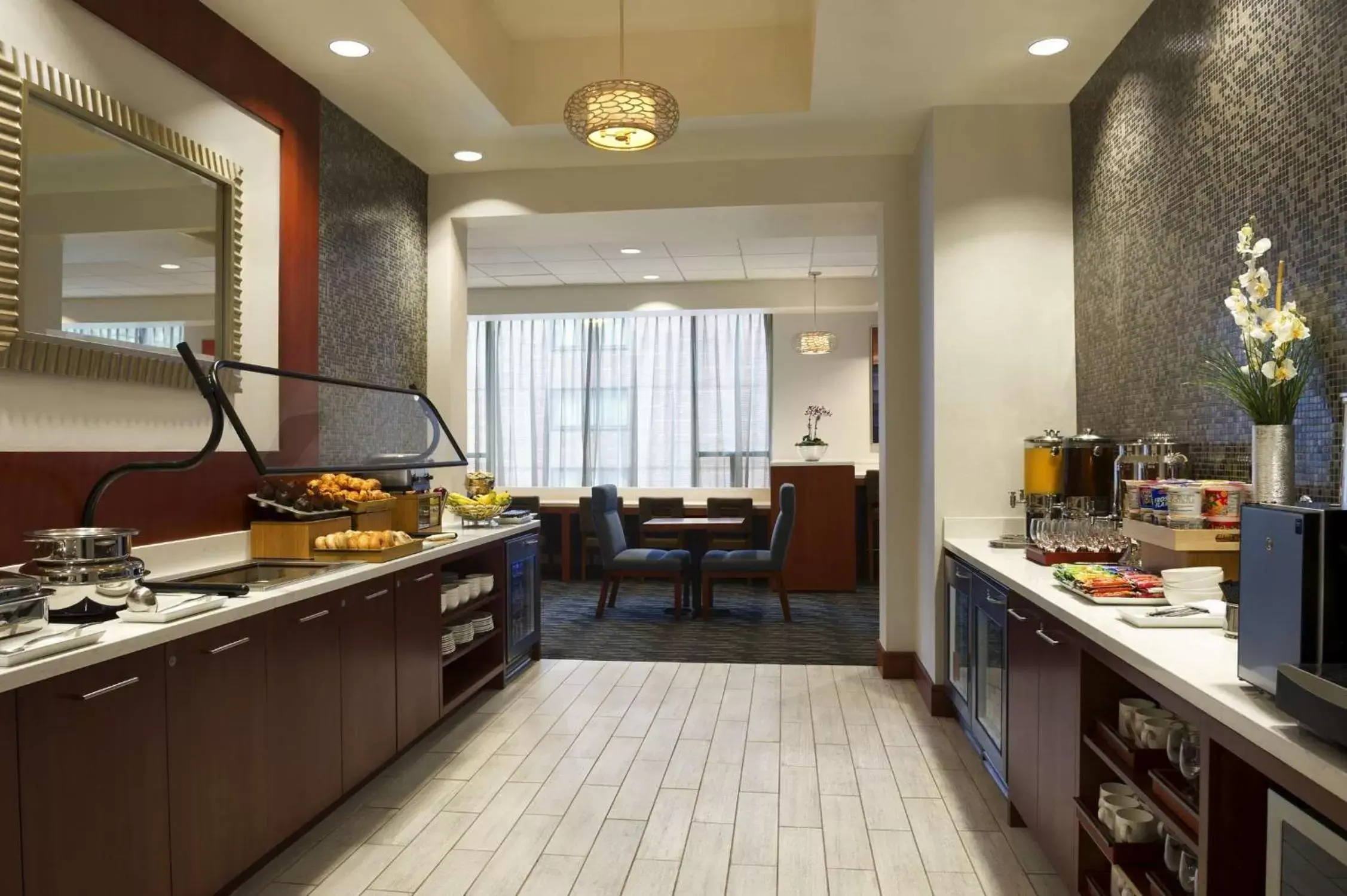 Restaurant/Places to Eat in Hilton Chicago Magnificent Mile Suites