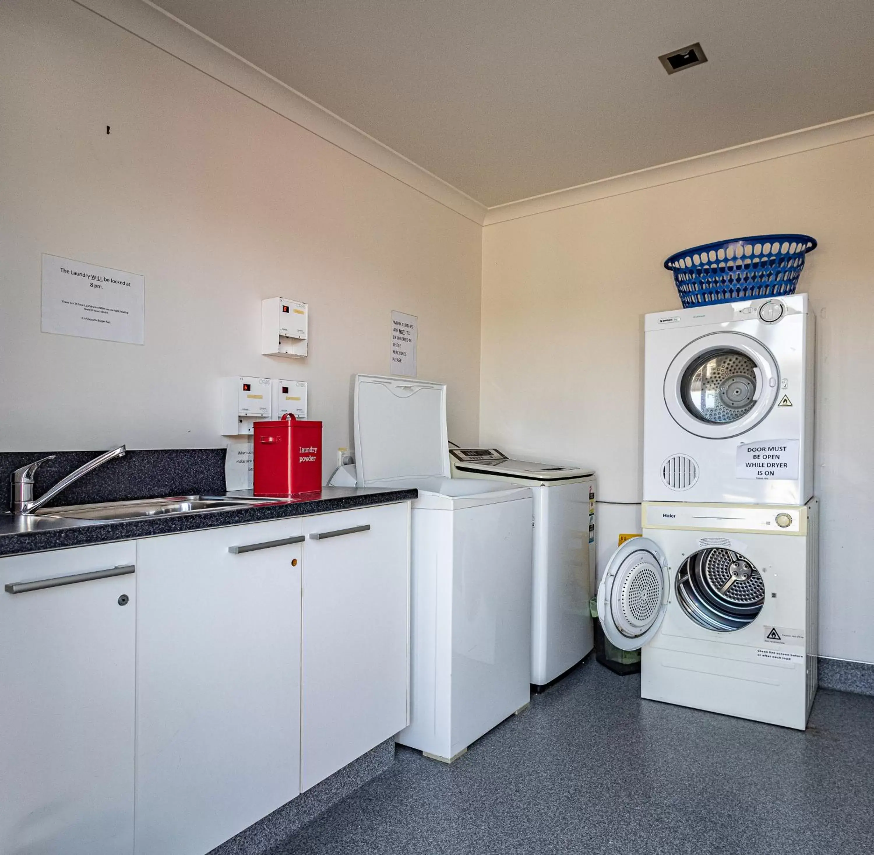 laundry, Kitchen/Kitchenette in Pukekura Motor Lodge