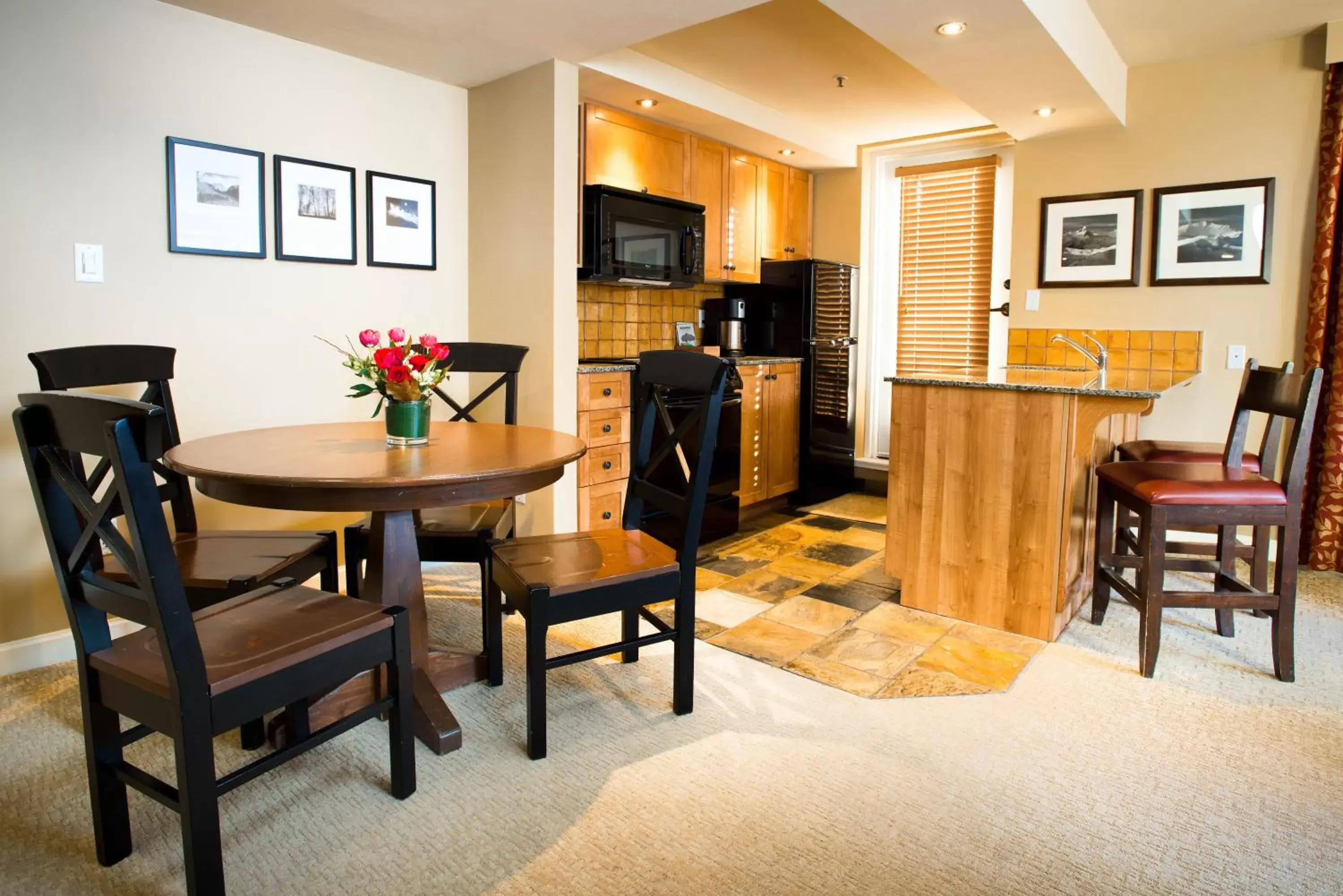 Kitchen or kitchenette, Dining Area in Sundial Hotel