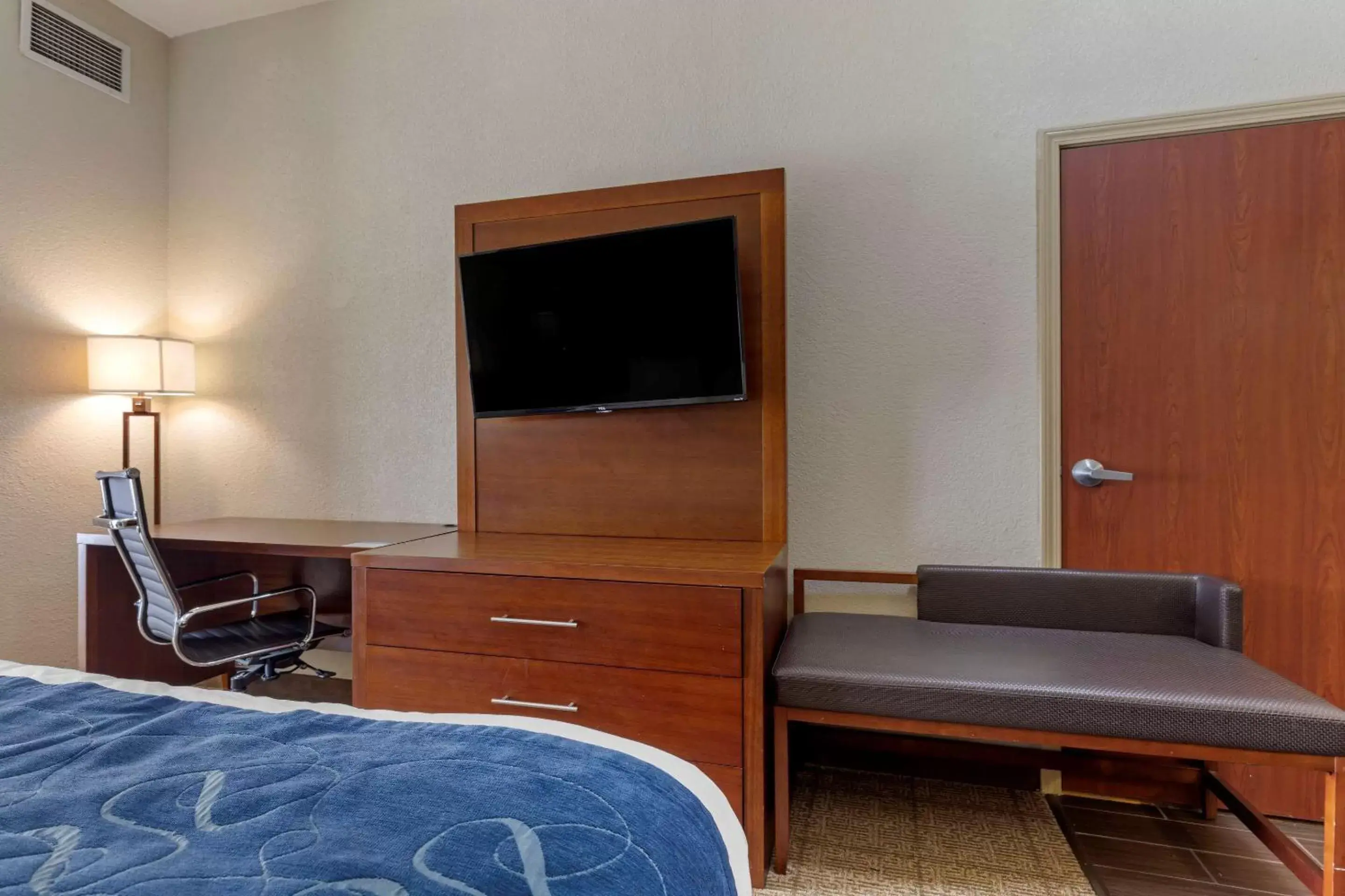 Photo of the whole room, TV/Entertainment Center in Comfort Suites Gainesville