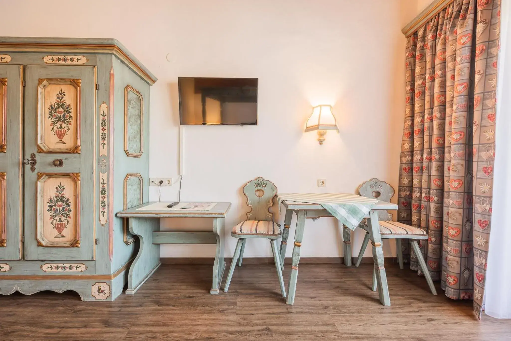 Photo of the whole room, Dining Area in Batzenhäusl