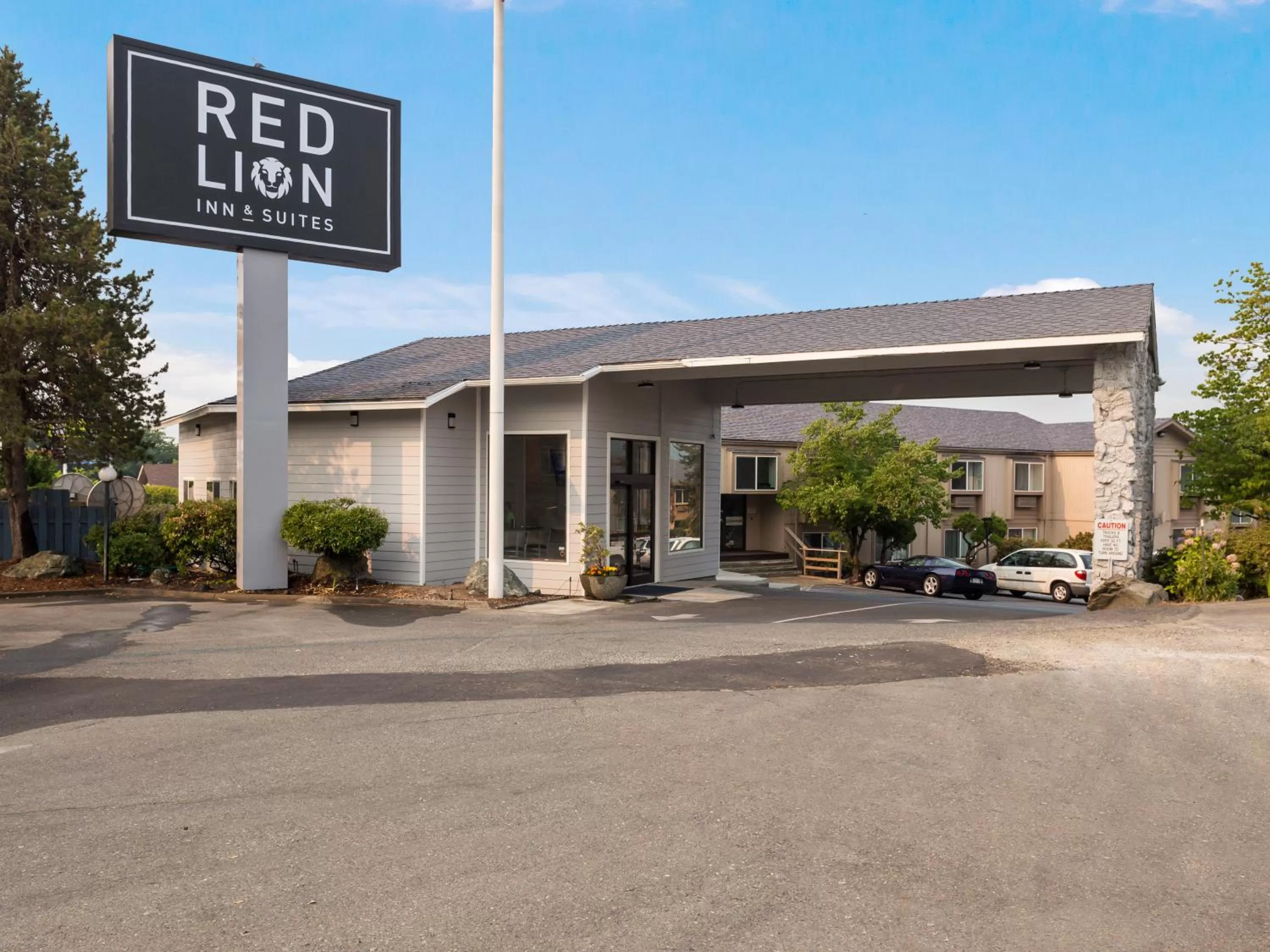 Property building in Red Lion Inn & Suites Grants Pass