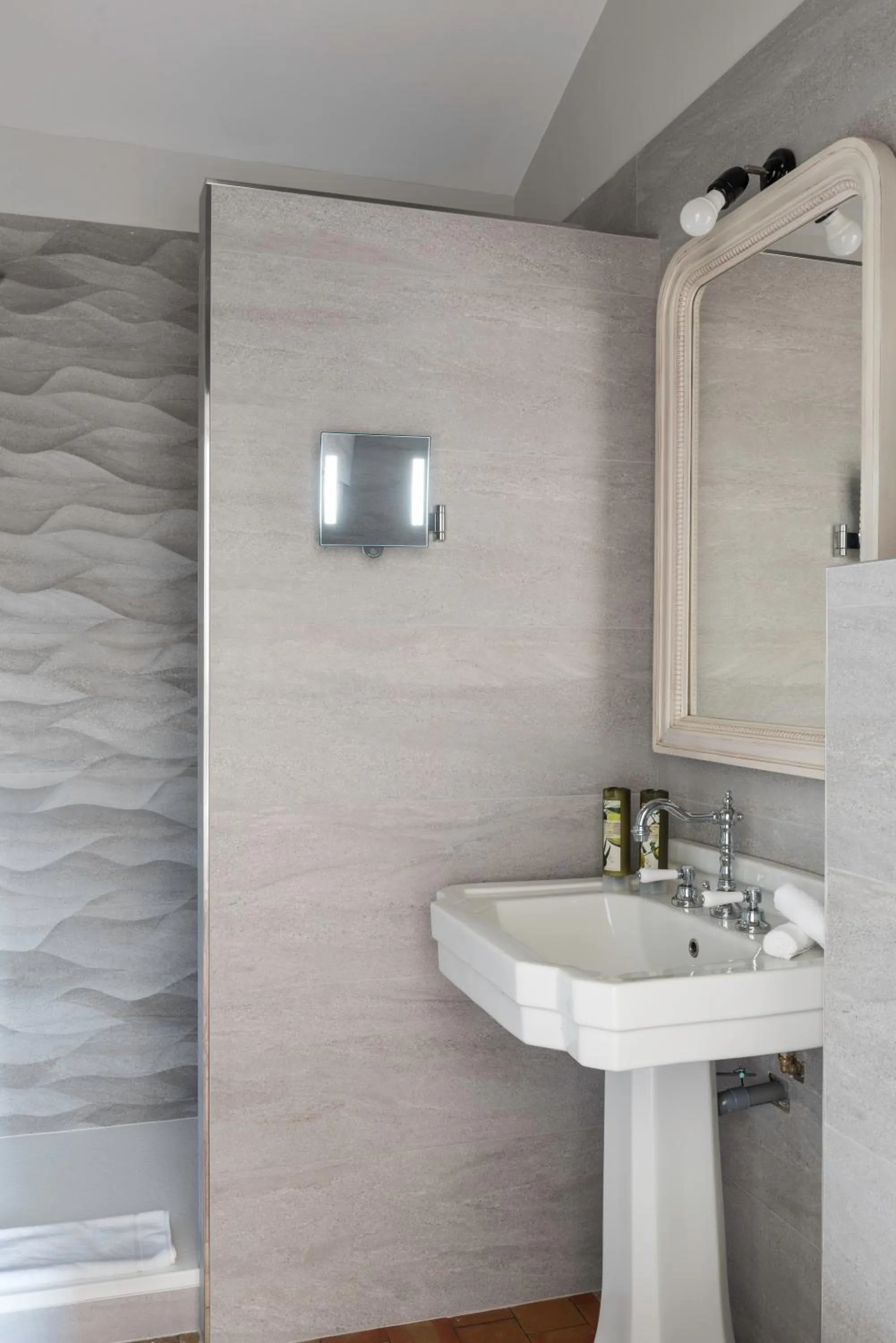 Shower in Mas des Romarins, The Originals Relais