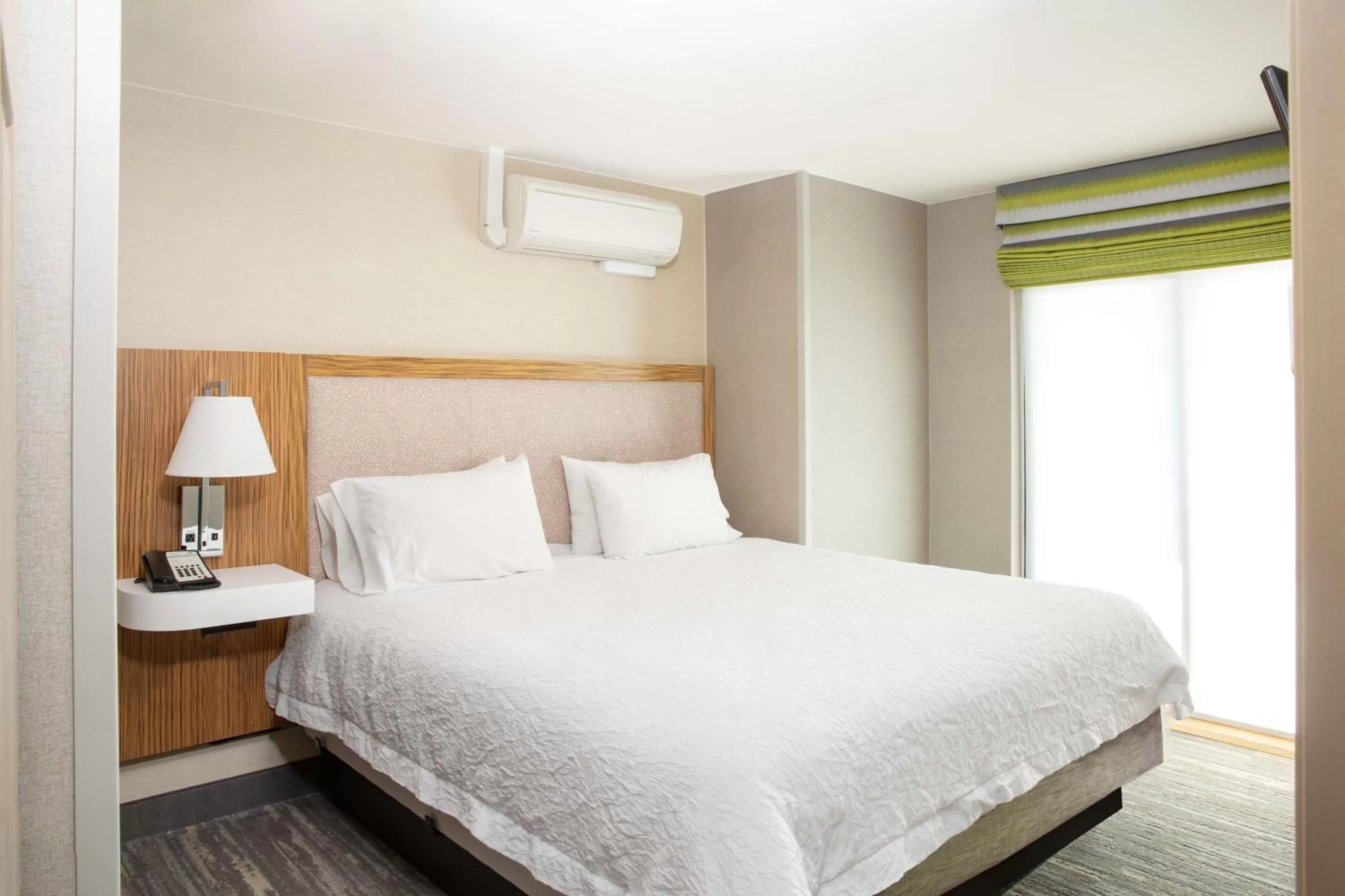 Bed in Hampton Inn & Suites Seattle-Downtown