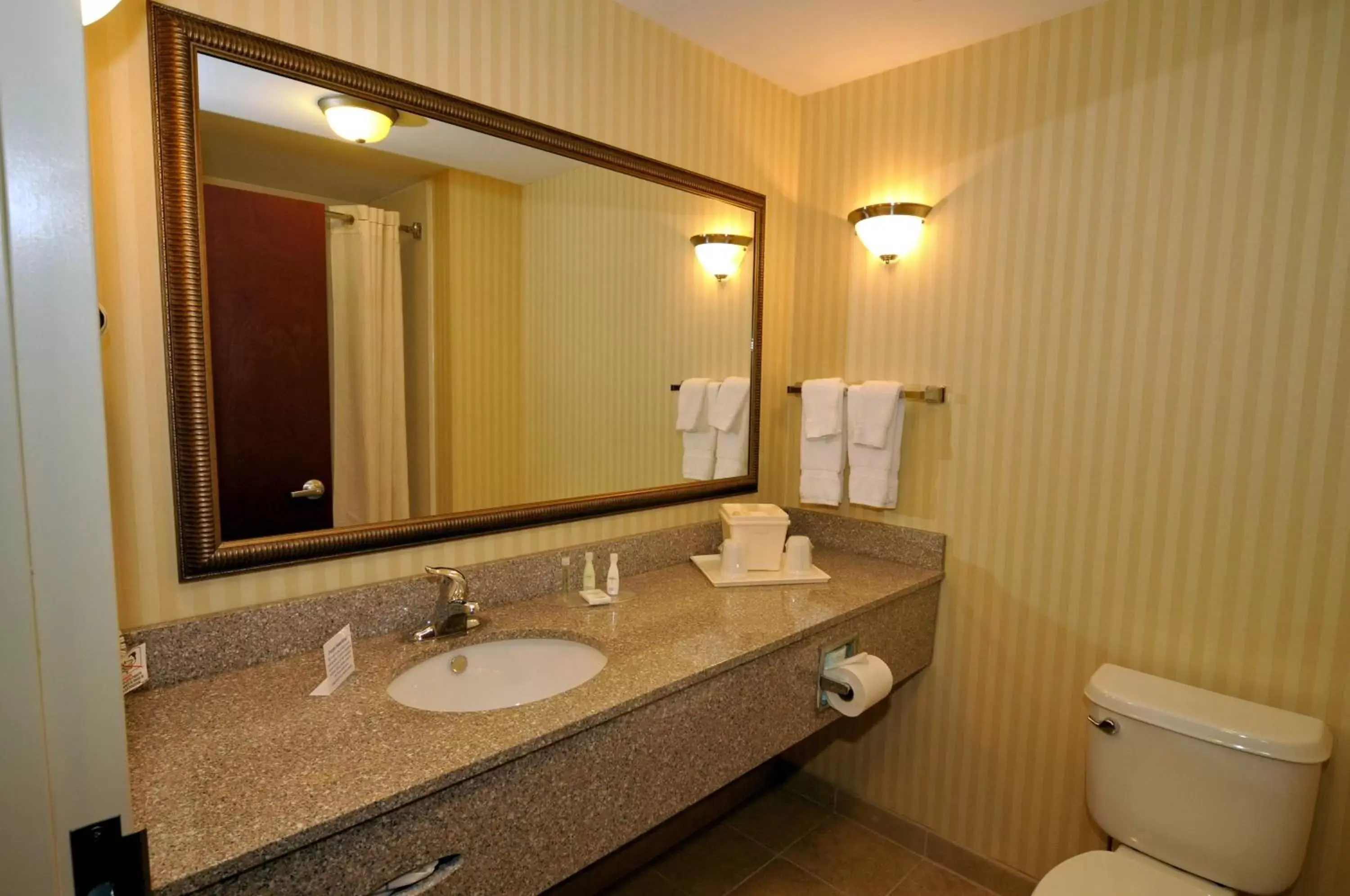 Bathroom in Comfort Suites Mahwah - Paramus