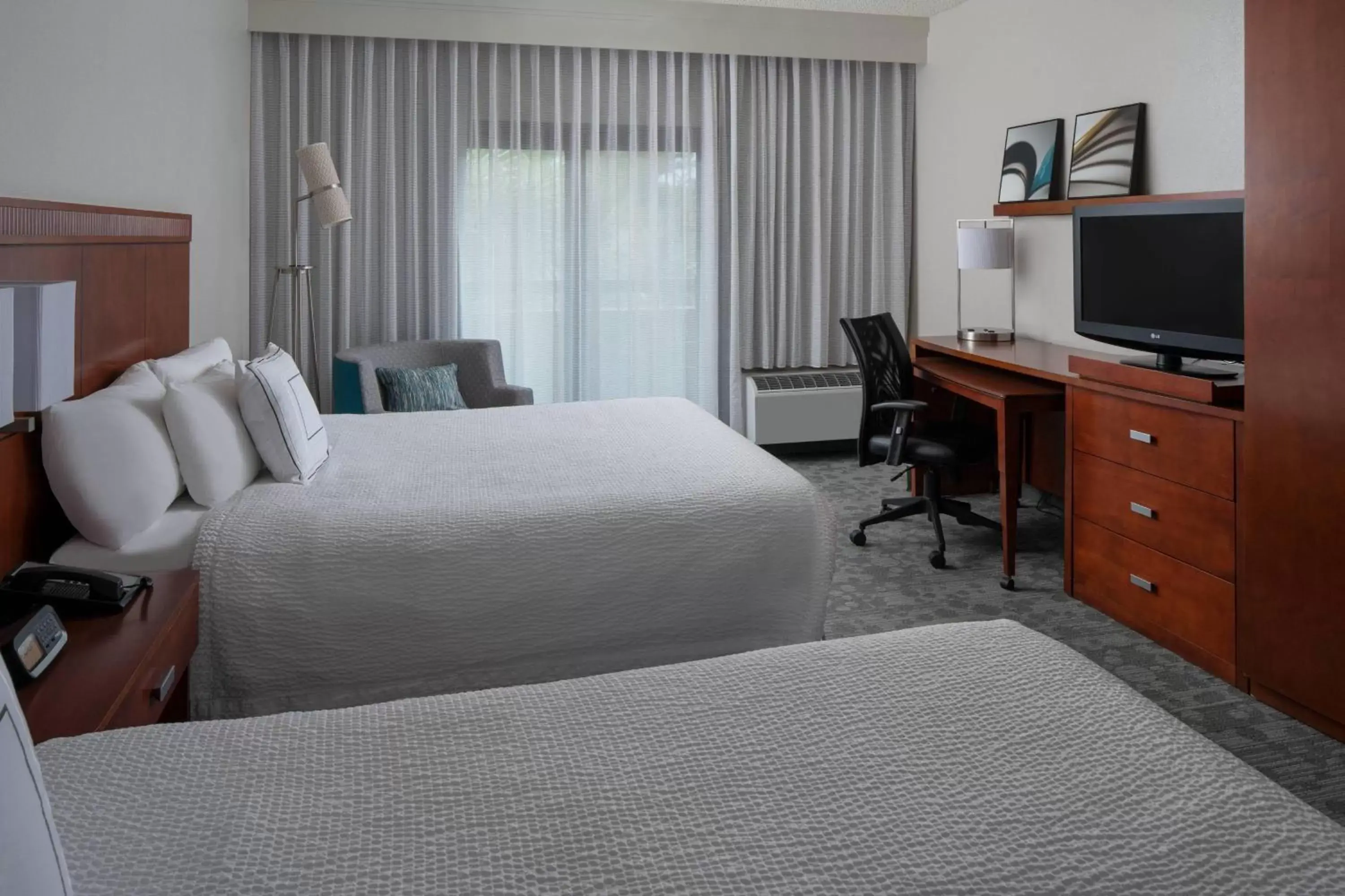 Photo of the whole room, Bed in Courtyard by Marriott Jacksonville at the Mayo Clinic Campus/Beaches