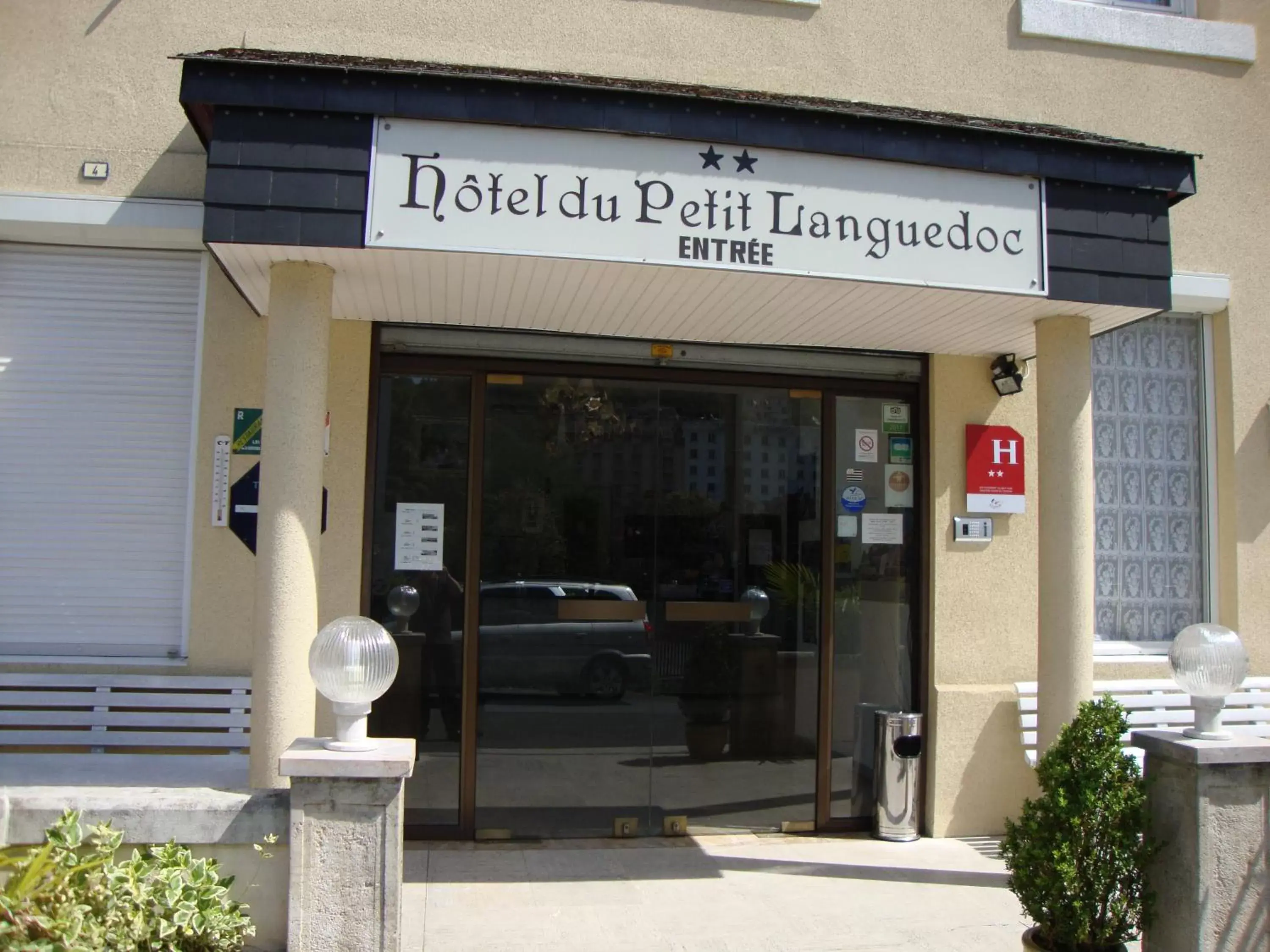 Facade/entrance in Hôtel Au Petit Languedoc