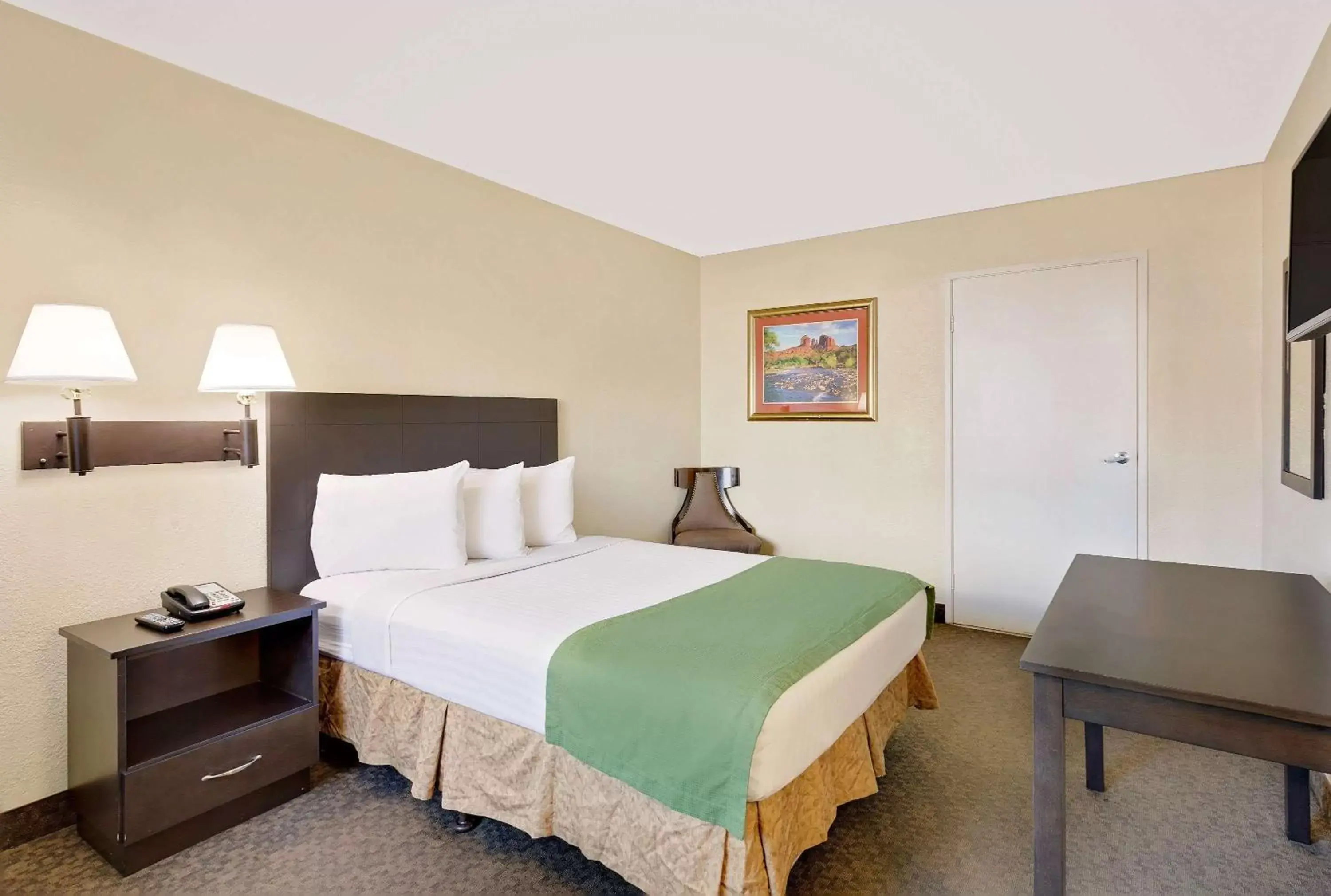 Photo of the whole room, Bed in Howard Johnson by Wyndham Las Vegas near the Strip