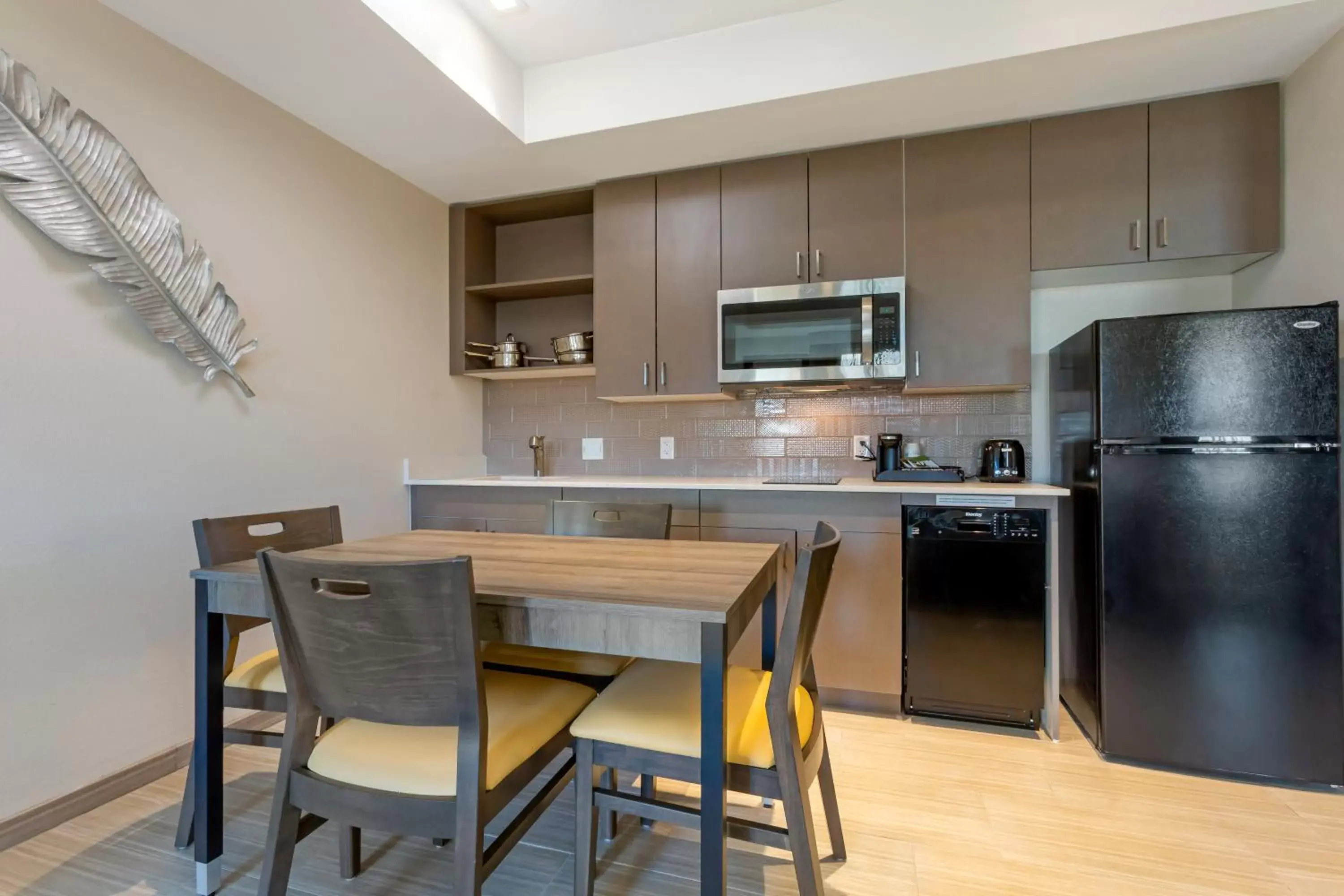 Kitchen or kitchenette, Kitchen/Kitchenette in Best Western Plus Executive Residency Phoenix North Happy Valley