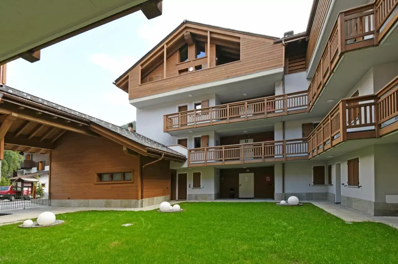 Patio, Property Building in Ai Suma Residence