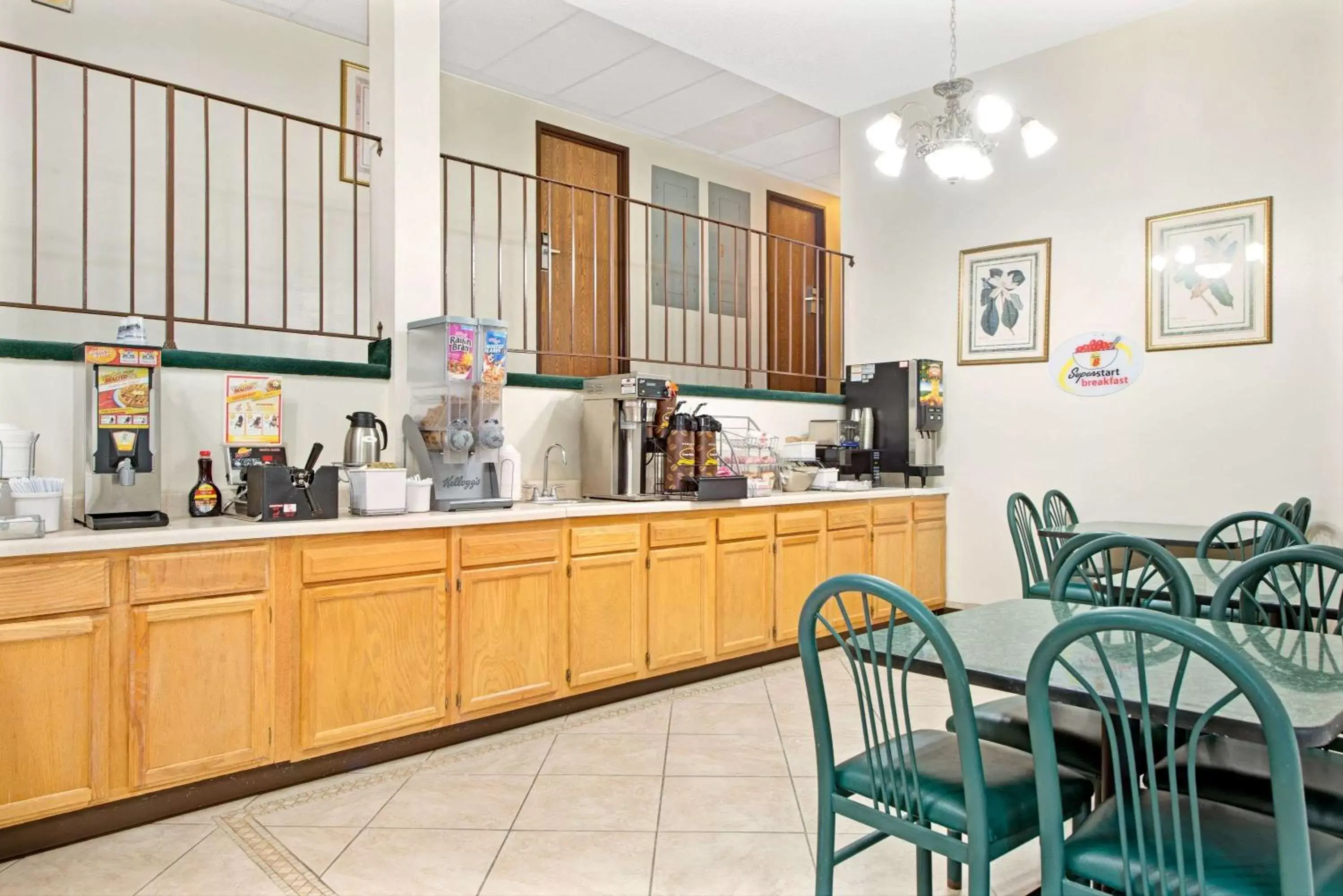 Continental breakfast, Restaurant/Places to Eat in Super 8 by Wyndham Eureka/Six Flags Nearby