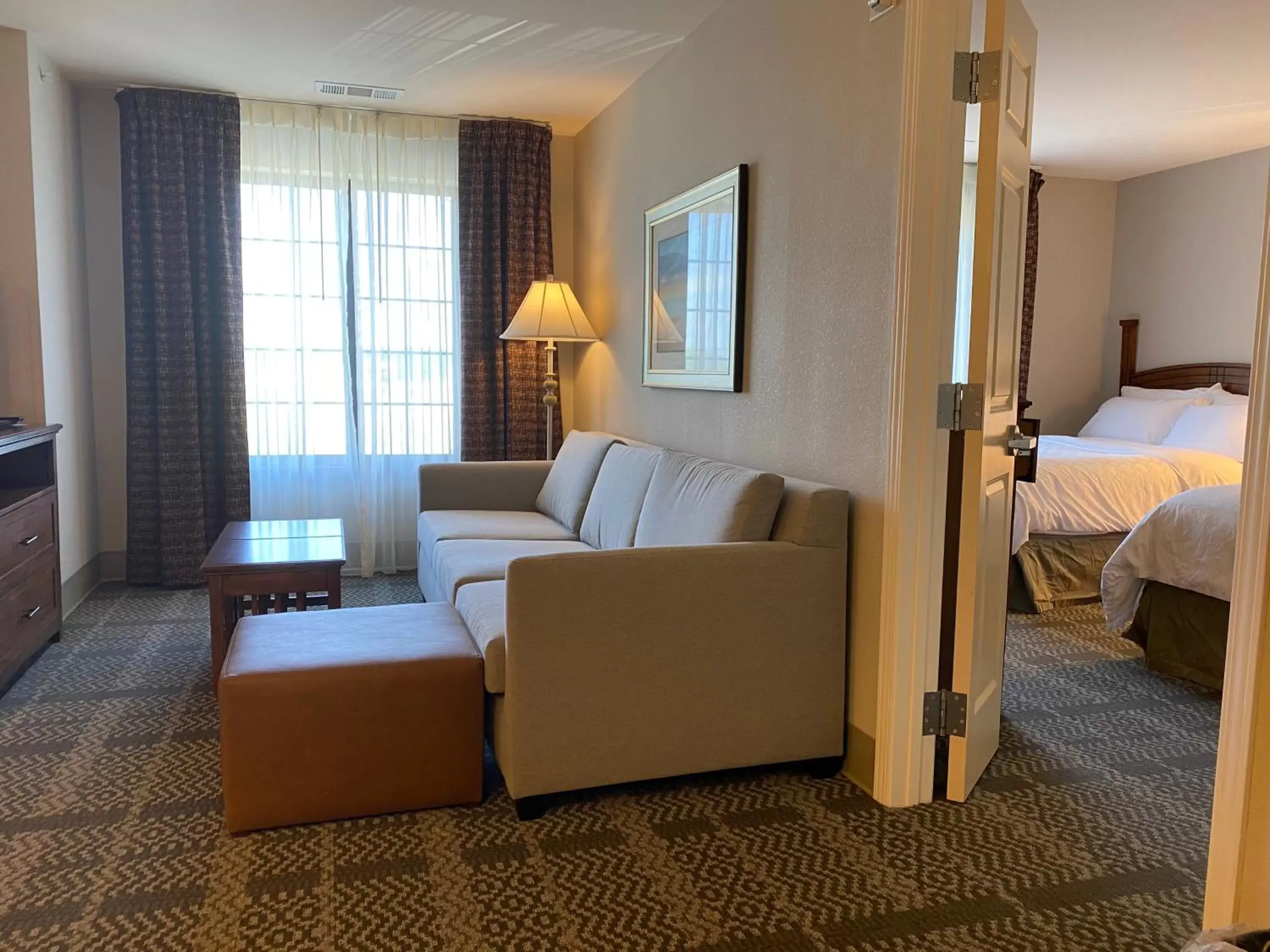 Photo of the whole room, Seating Area in Staybridge Suites Milwaukee West-Oconomowoc, an IHG Hotel