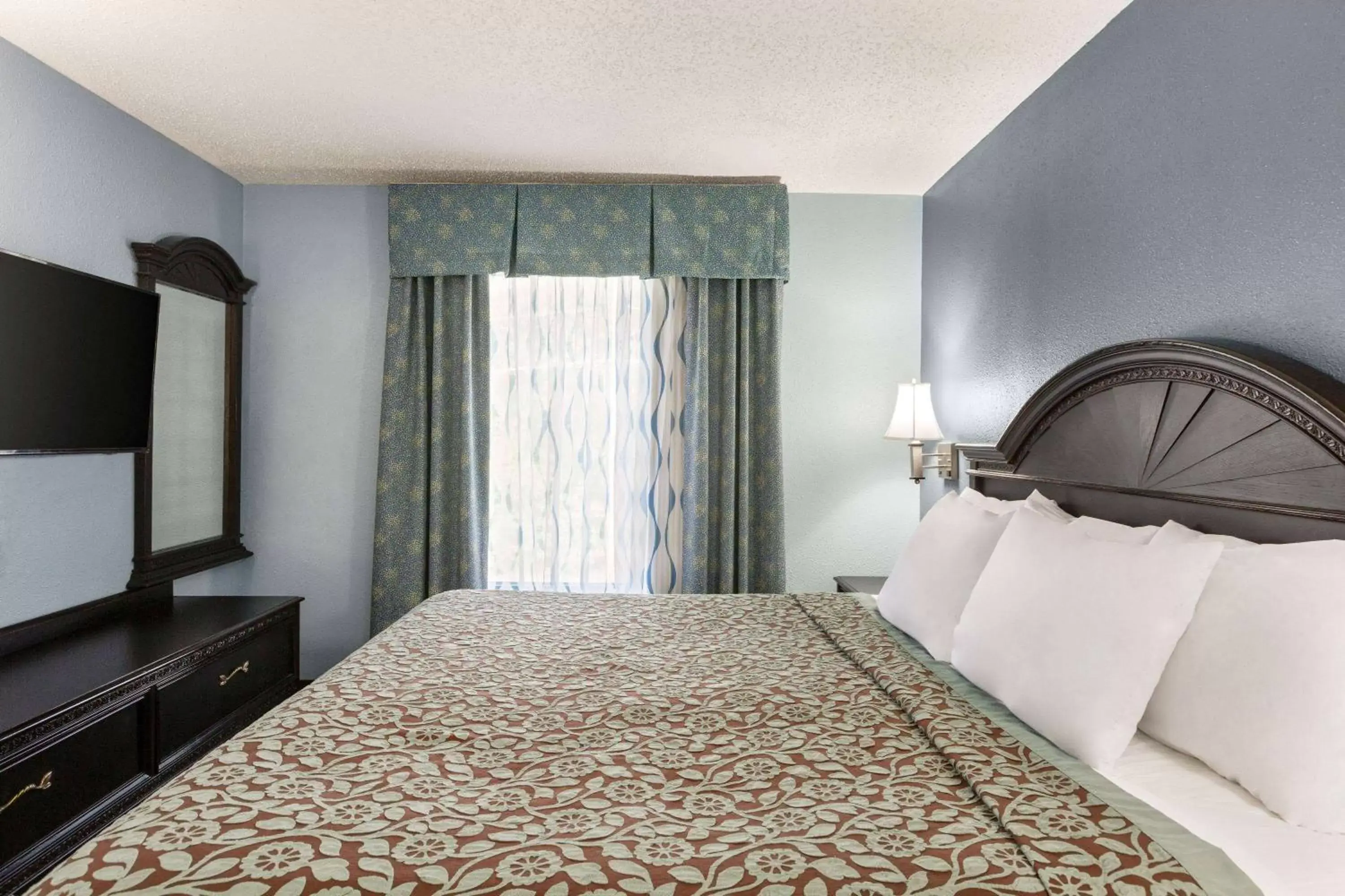 Photo of the whole room, Bed in Days Inn by Wyndham Weldon Roanoke Rapids