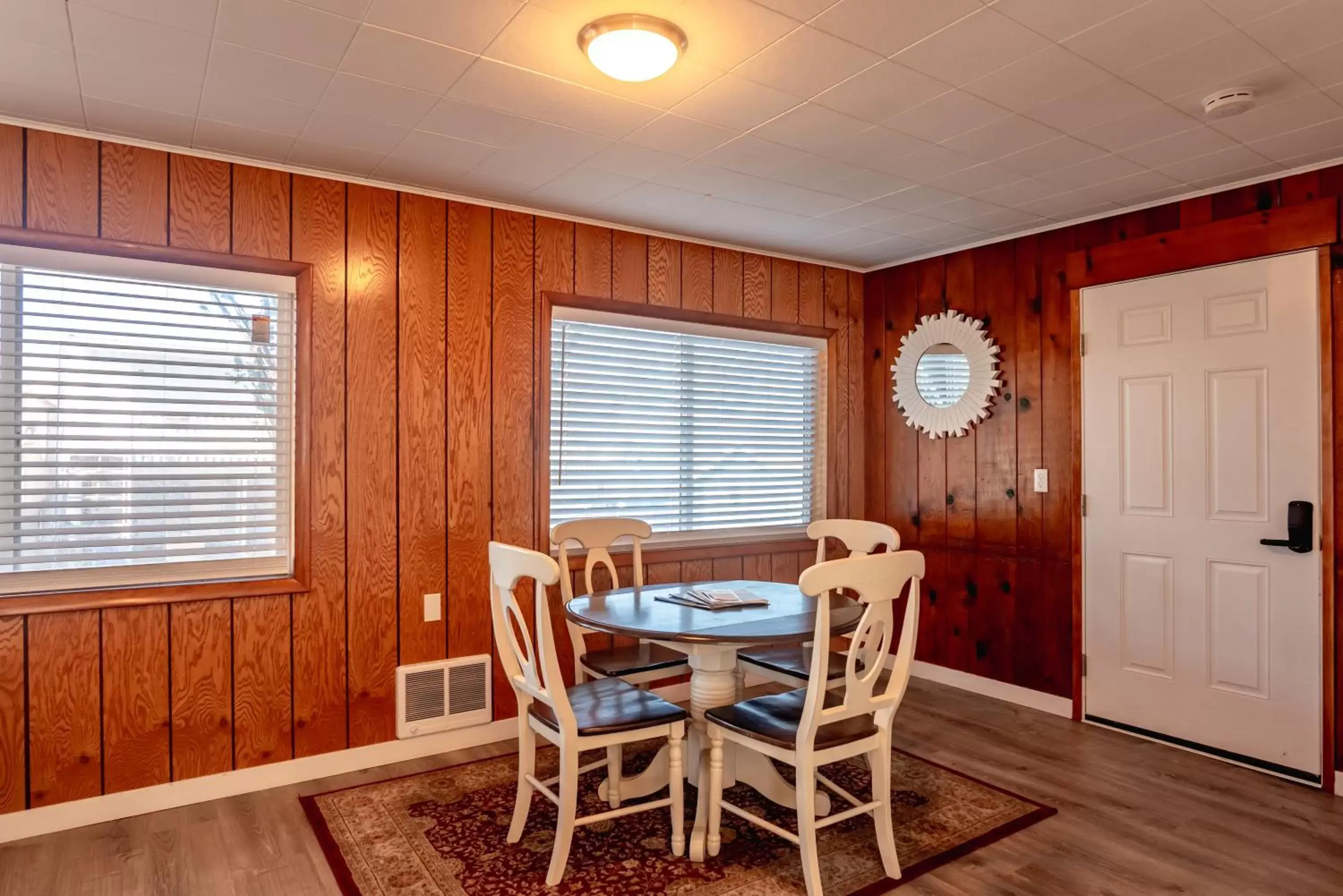 Dining Area in Terimore Lodging by the Sea