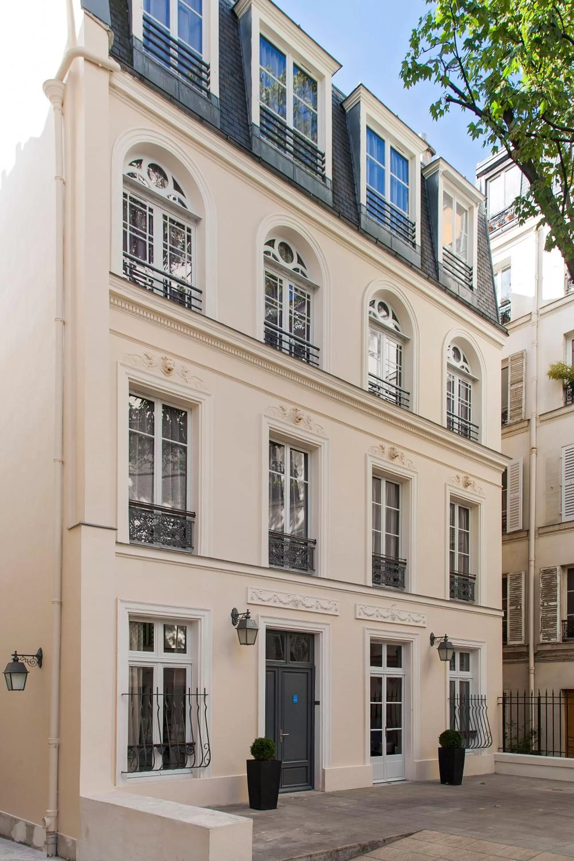 Facade/entrance in Timhotel Opéra Blanche Fontaine