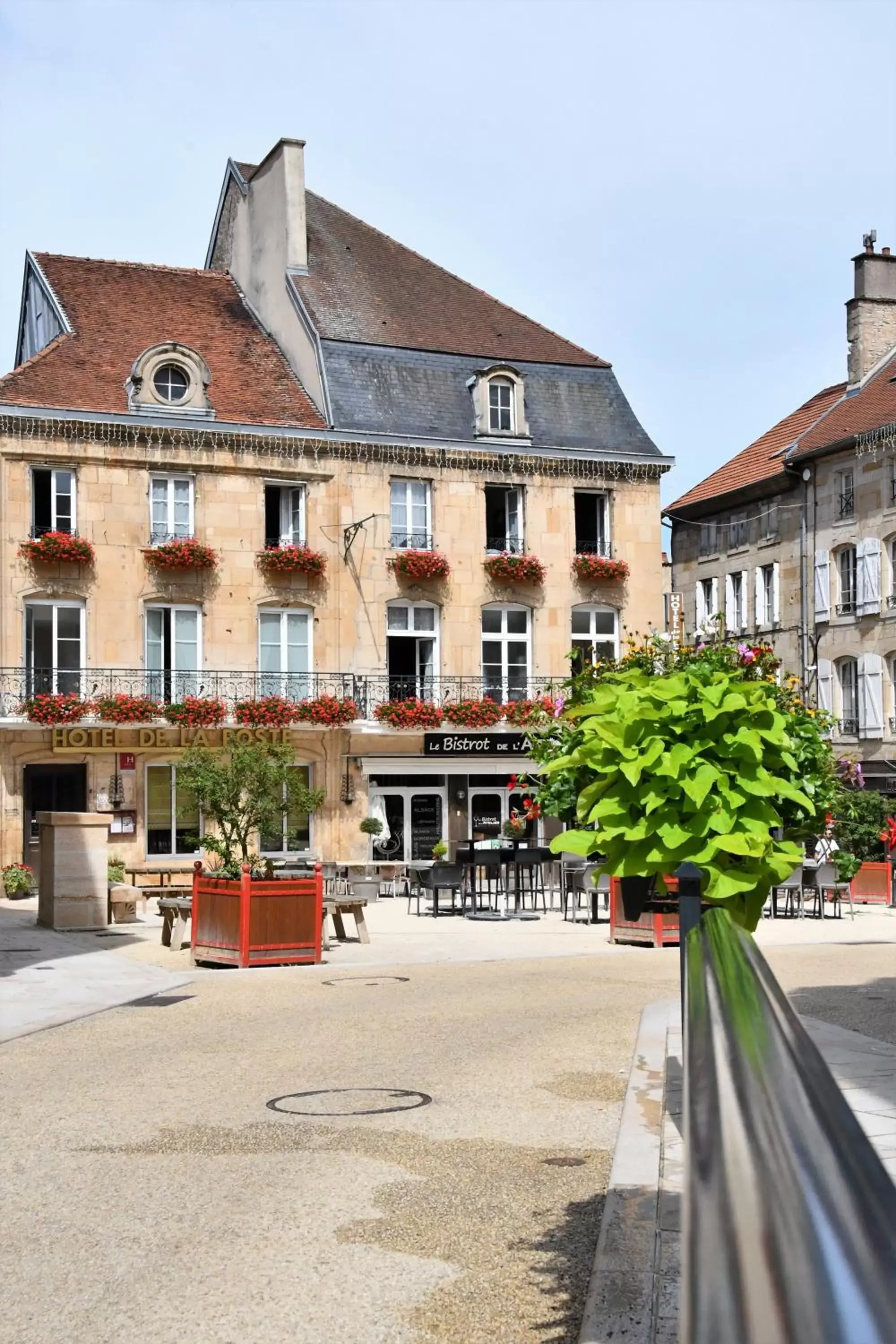 Property Building in Hotel De La Poste