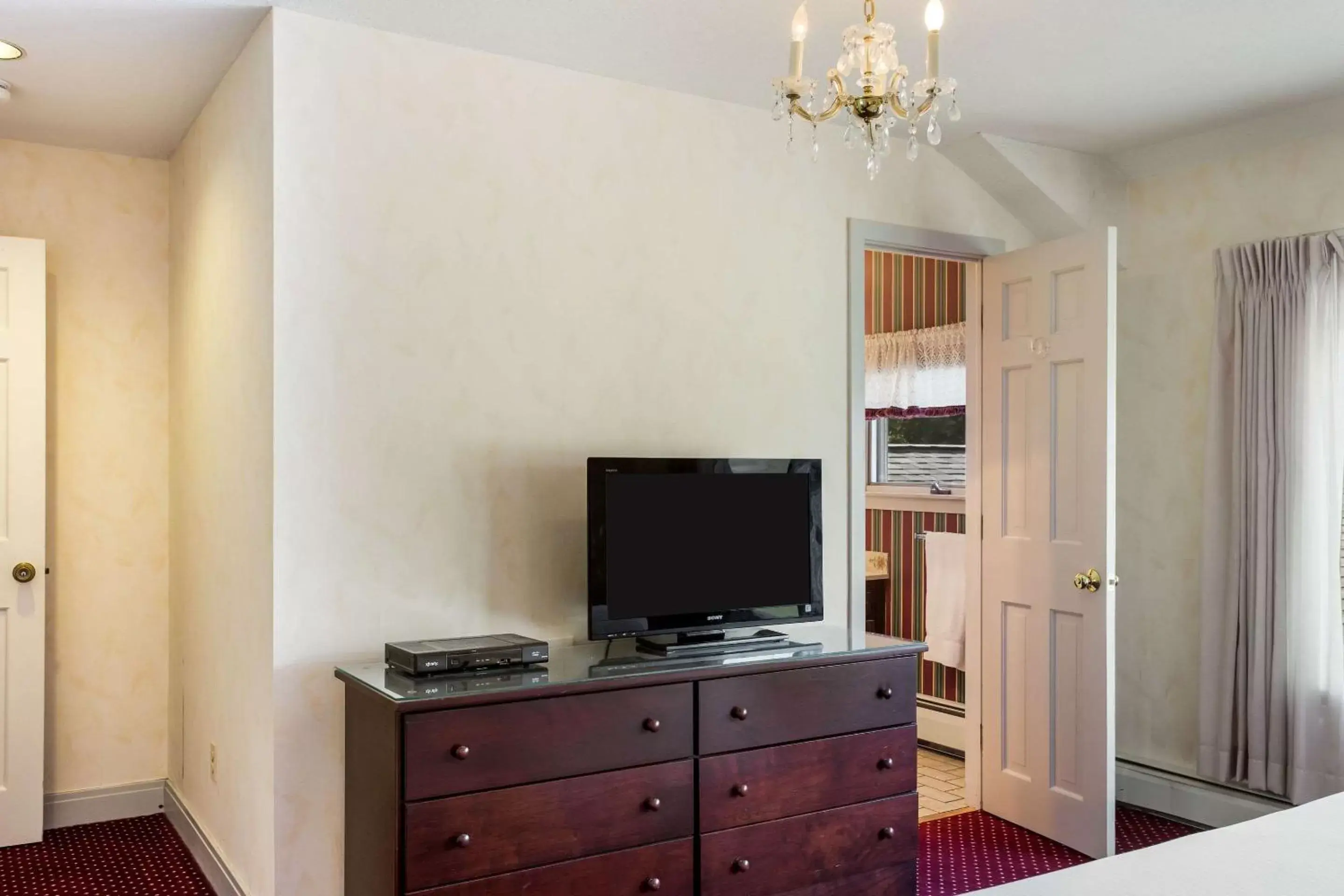 Photo of the whole room, TV/Entertainment Center in The Palmer House Resort, Ascend Hotel Collection