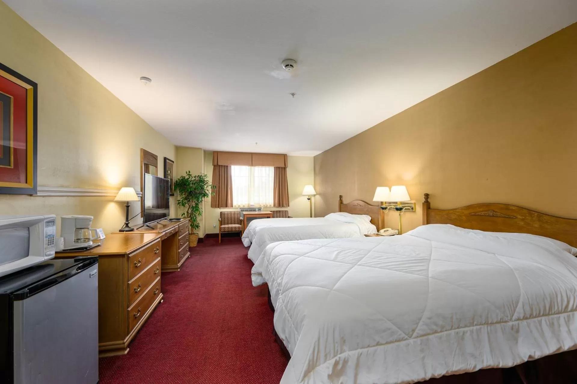 TV and multimedia, Bed in Three Rivers Inn Sedro Woolley
