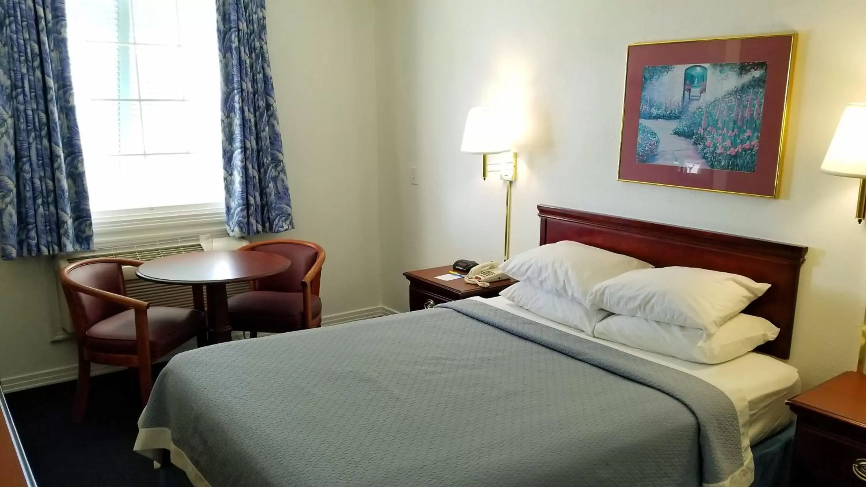 Bed in Days Inn by Wyndham Kill Devil Hills Oceanfront - Wilbur