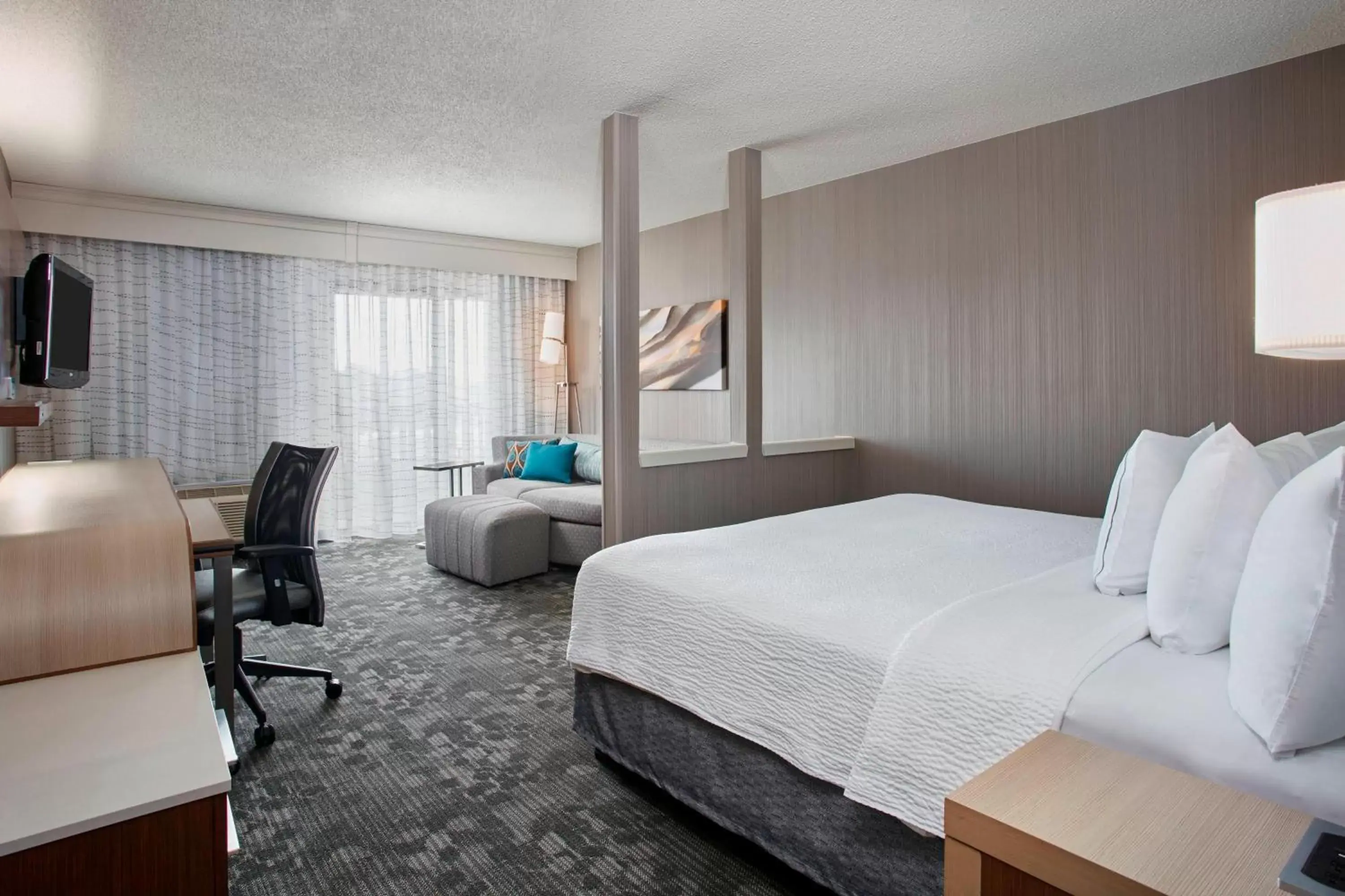 Photo of the whole room, Bed in Courtyard by Marriott Detroit Pontiac/Auburn Hills