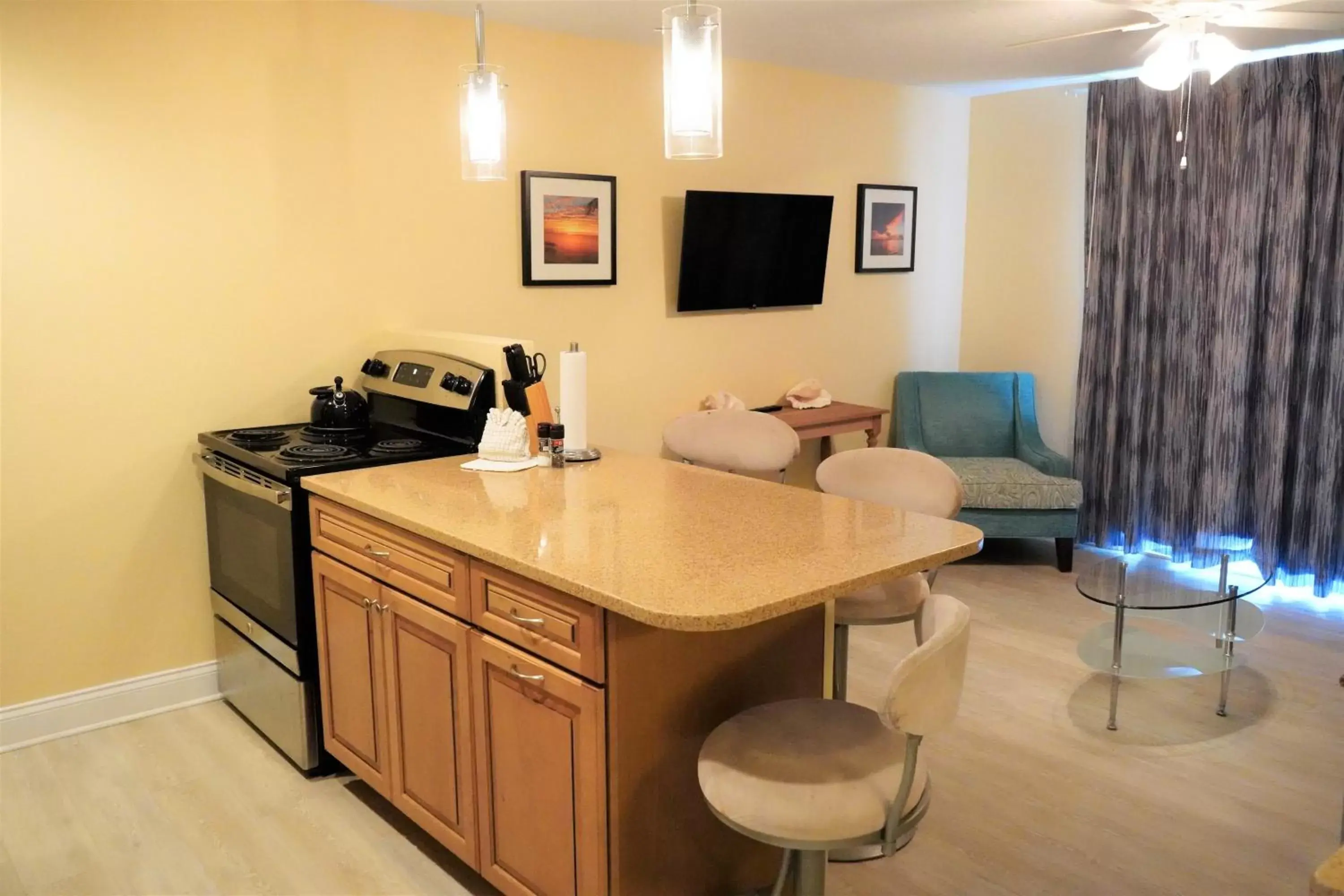 Kitchen or kitchenette in Glunz Ocean Beach Hotel and Resort