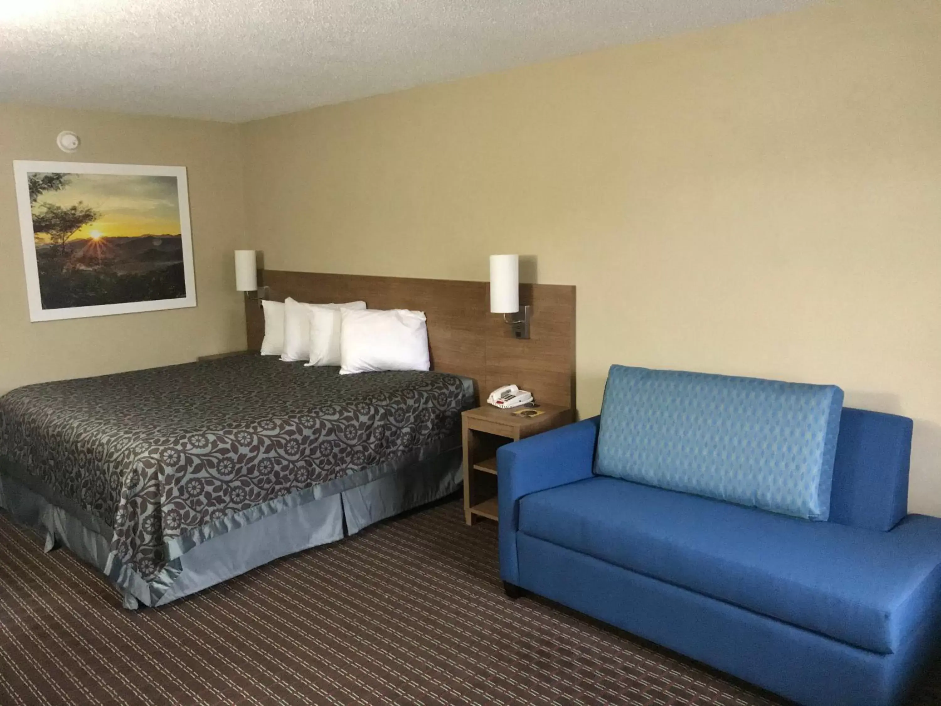 Bedroom, Bed in Days Inn By Wyndham Lexington-Columbia