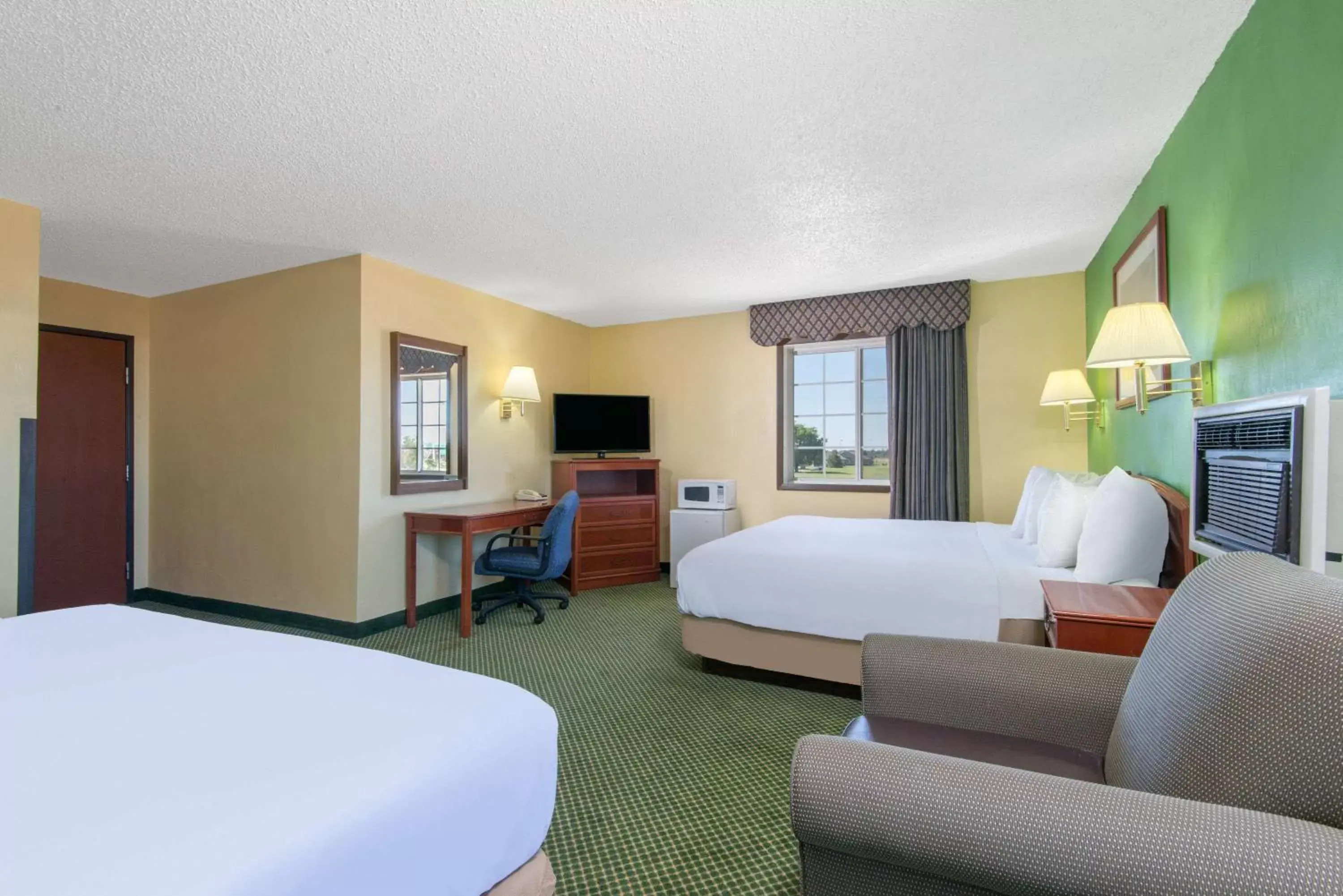 Photo of the whole room, Bed in Days Inn by Wyndham Great Bend Photo of the whole room, Bed in Days Inn by Wyndham Great Bend