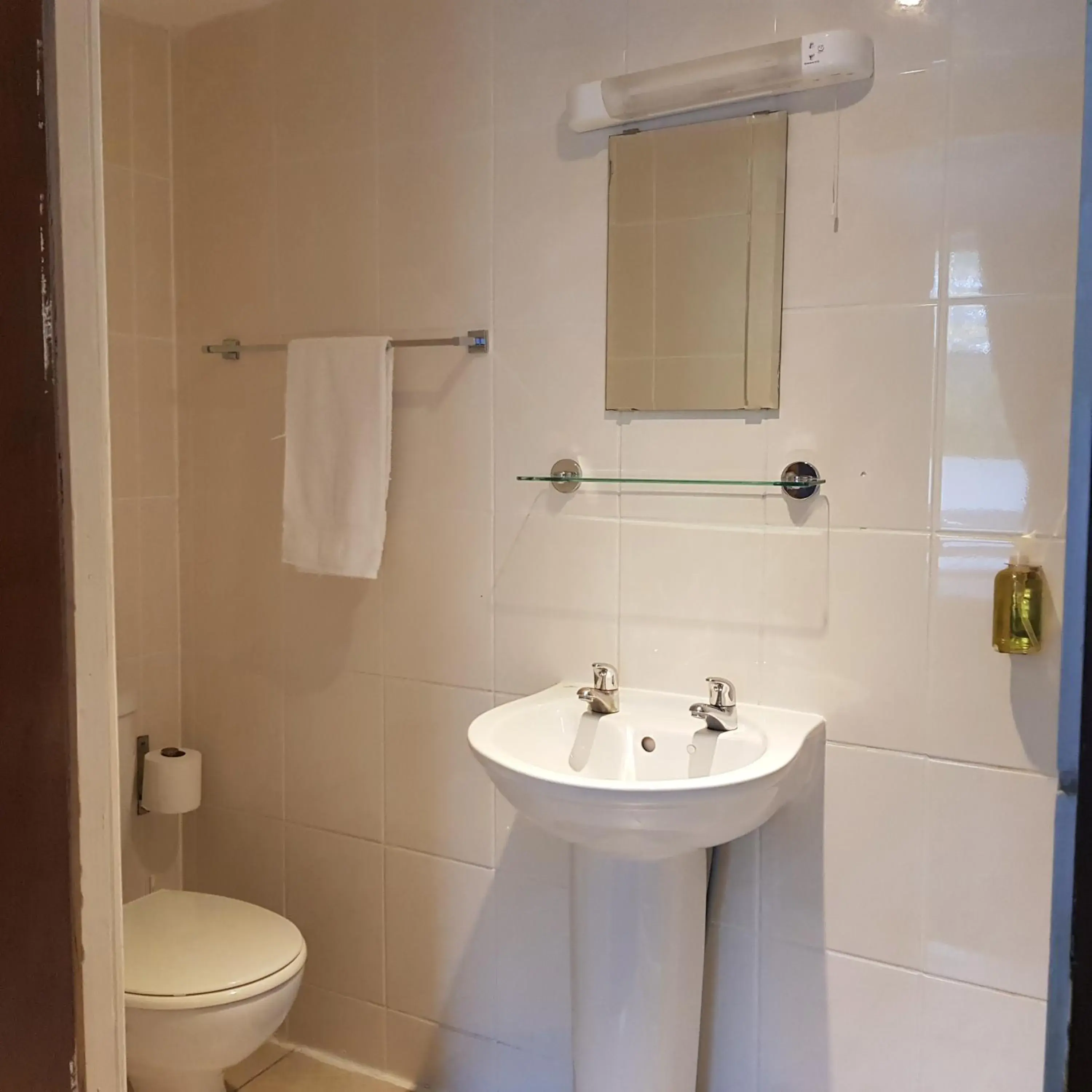 Bathroom in Edinburgh House Hotel - B&B